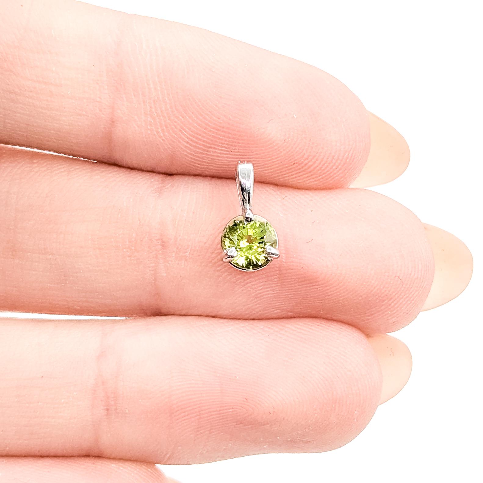 Taille ronde Pendentif Lively Peridot en or blanc 14k en vente