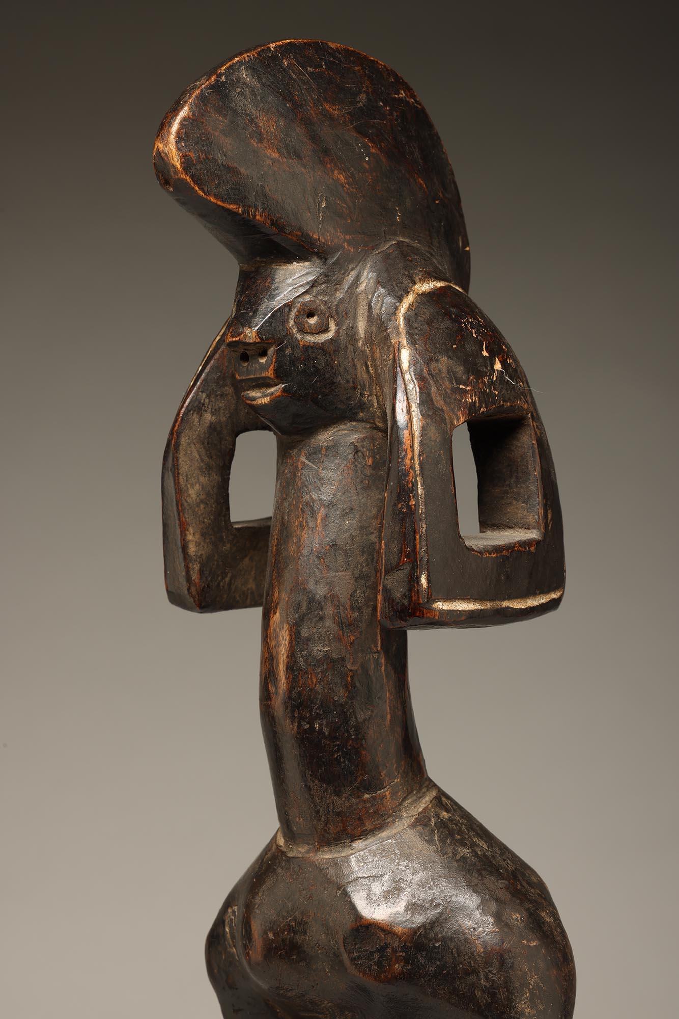 Frühe stehende stilisierte Mumuye-Figur mit gekräuseltem Haar und durchbrochenen Details.  Klassische runde kubistische Formen, für die die Bildhauer von Mumuye bekannt sind. Nord-Nigeria, Westafrika.
Ex-CA-Sammlung, erworben 2005 von Joris Visser,