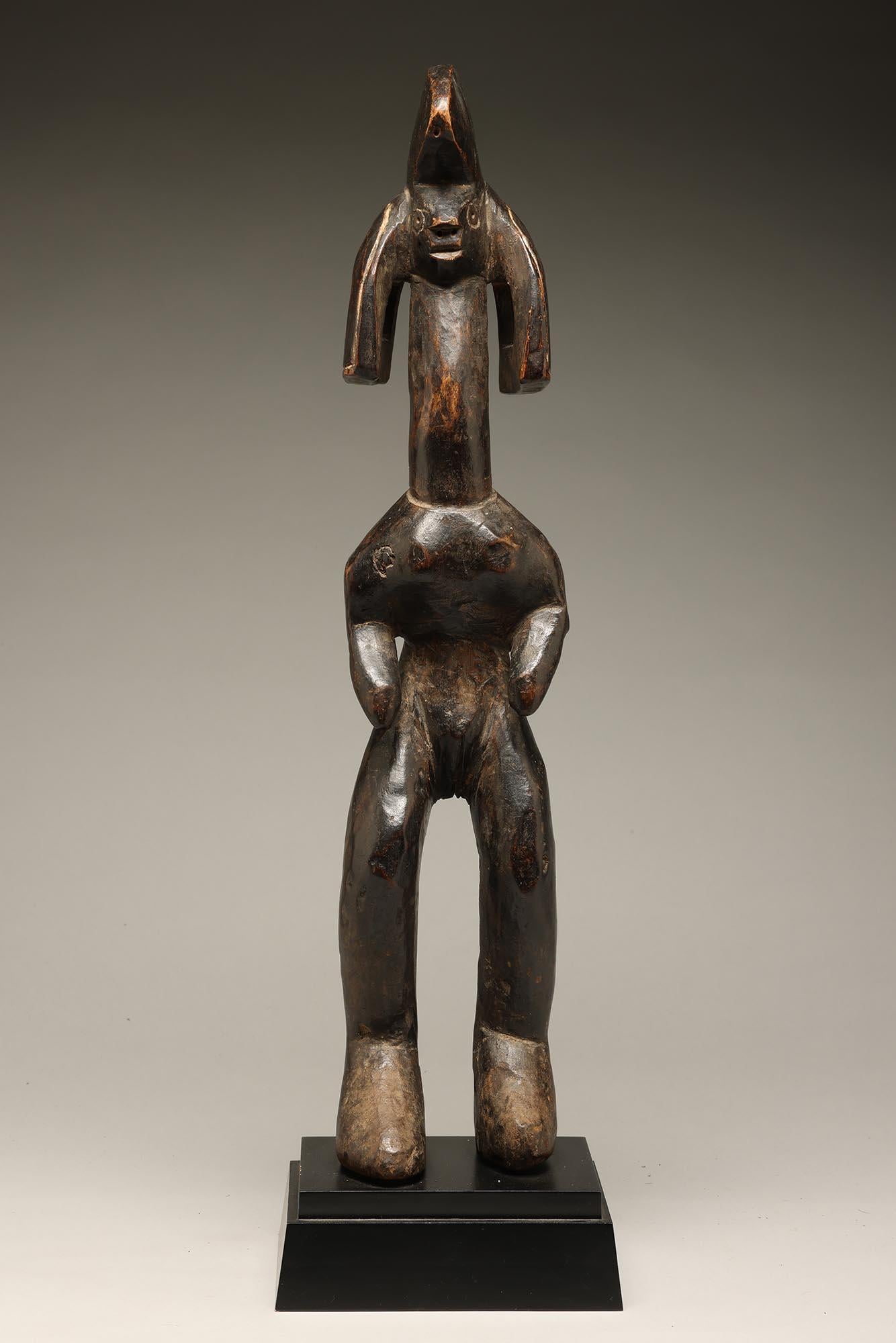 Tribal Lively Standing Mumuye Figure with Expressive Face, Open Hair, Crest, Nigeria For Sale