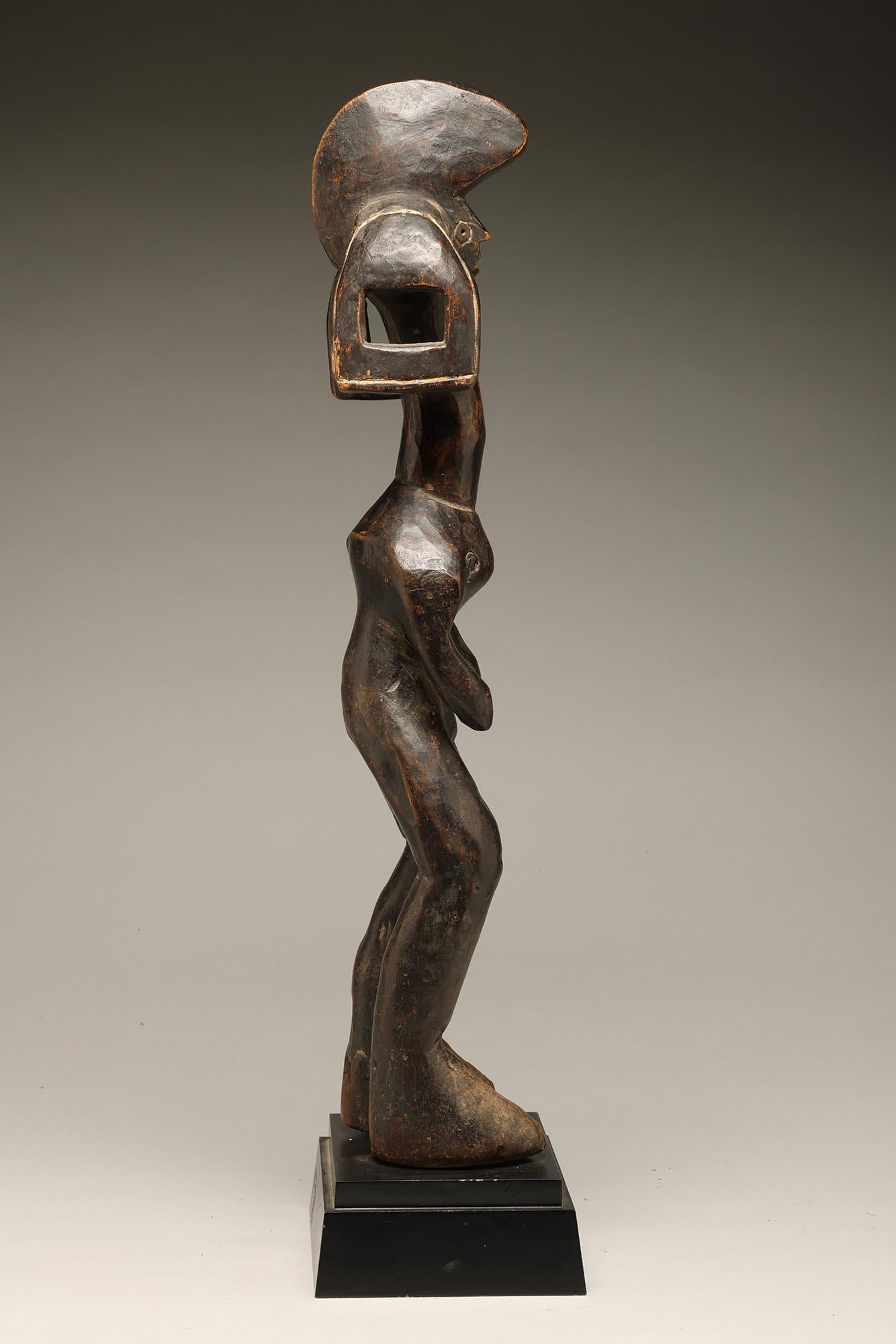 Lively stehende Mumuye-Figur mit ausdrucksstarkes Gesicht, offenes Haar, Wappen, Nigeria im Zustand „Relativ gut“ im Angebot in Point Richmond, CA
