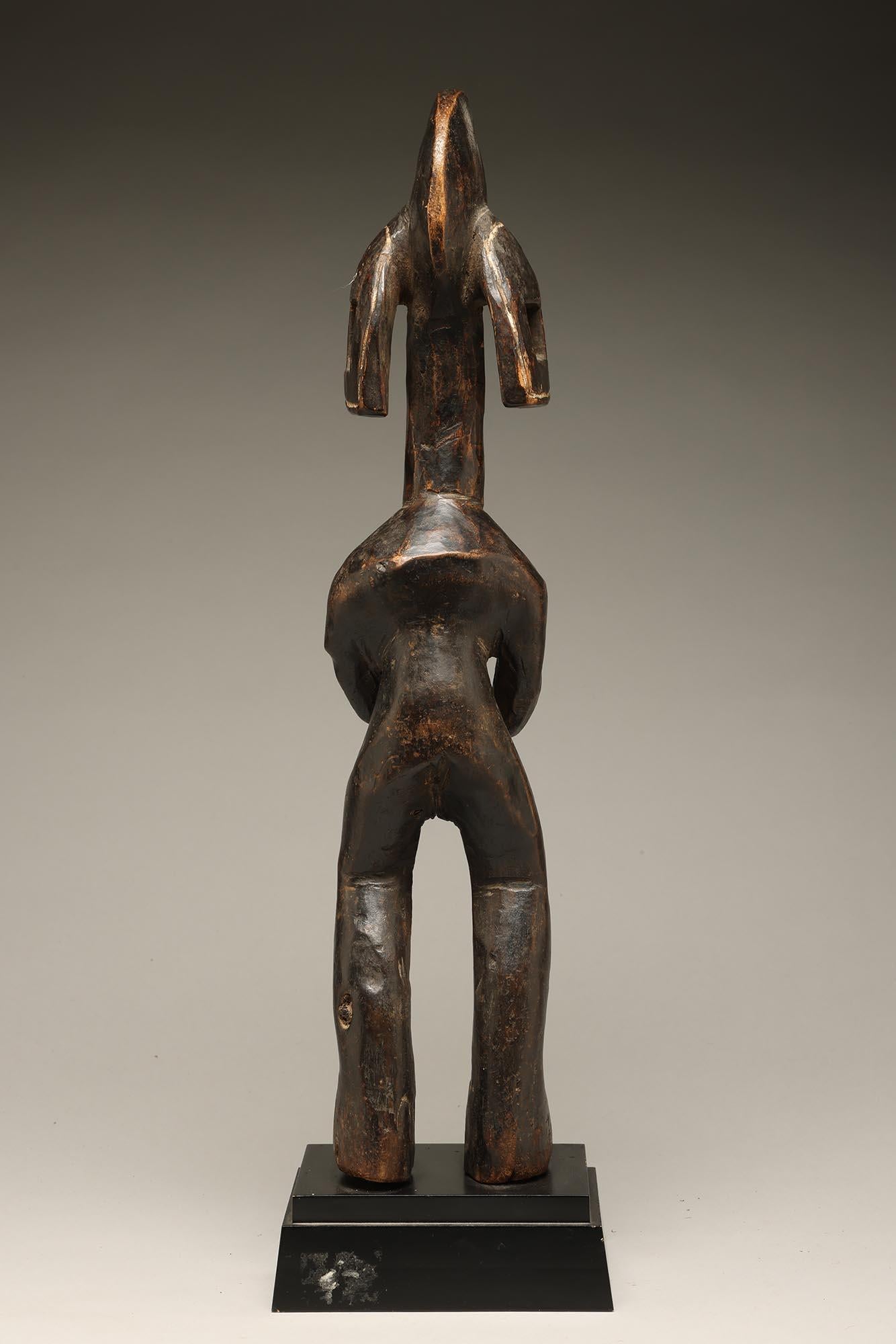 Lively stehende Mumuye-Figur mit ausdrucksstarkes Gesicht, offenes Haar, Wappen, Nigeria (20. Jahrhundert) im Angebot