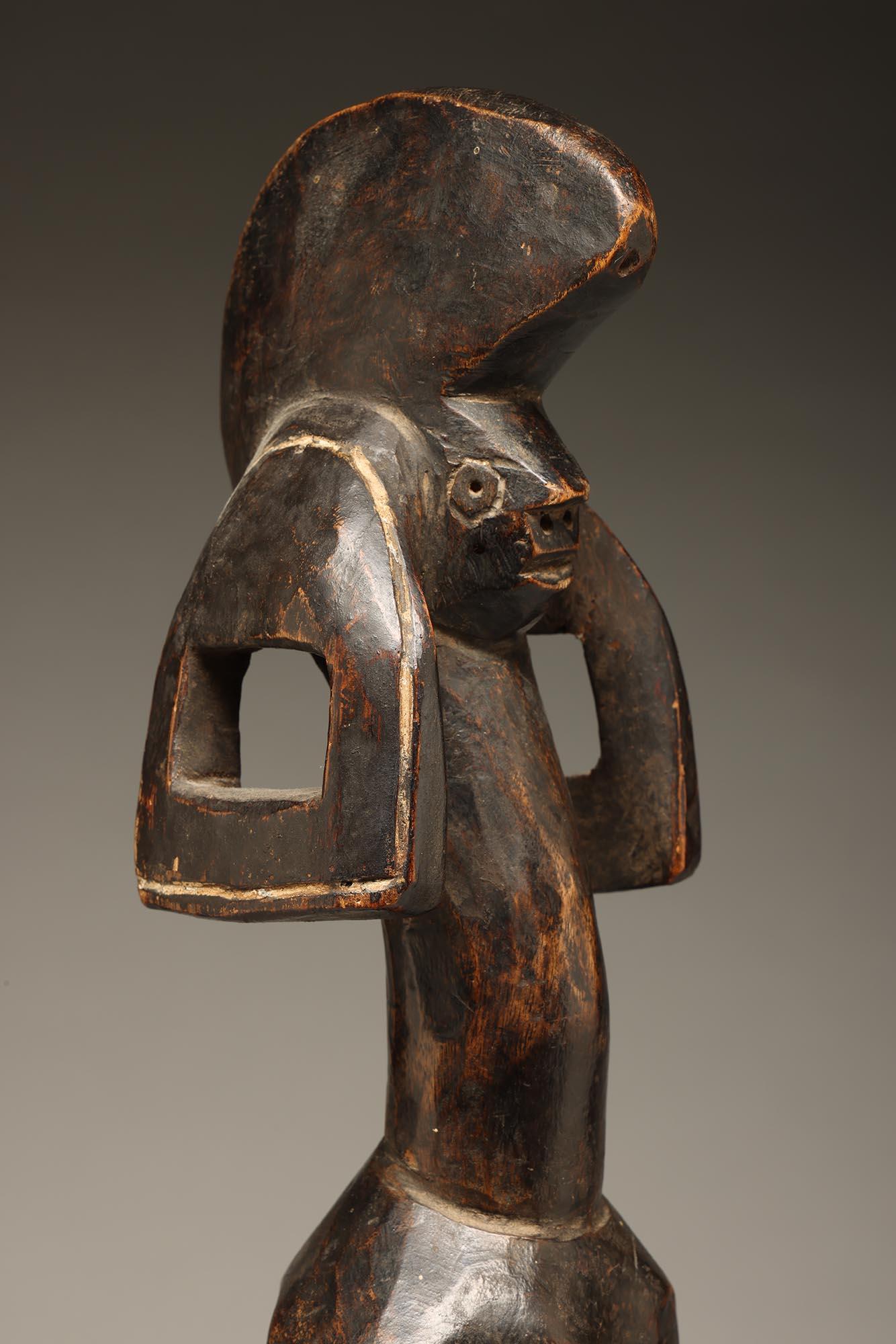 Lively stehende Mumuye-Figur mit ausdrucksstarkes Gesicht, offenes Haar, Wappen, Nigeria (Holz) im Angebot