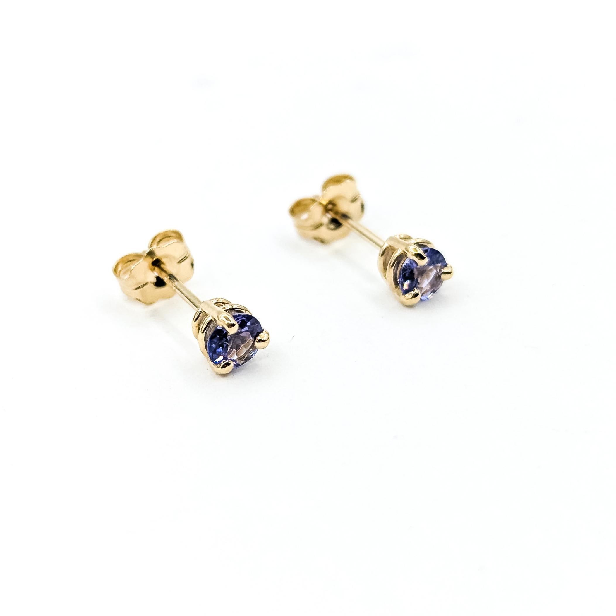 Orecchini con tanzanite vivace in oro giallo 14k

Questi orecchini presentano tanzaniti rotonde per un totale di 0,36ctw, incastonate in caldo oro giallo 14k. Le pietre hanno una tonalità blu-violacea che offre un tocco di colore sottile ma
