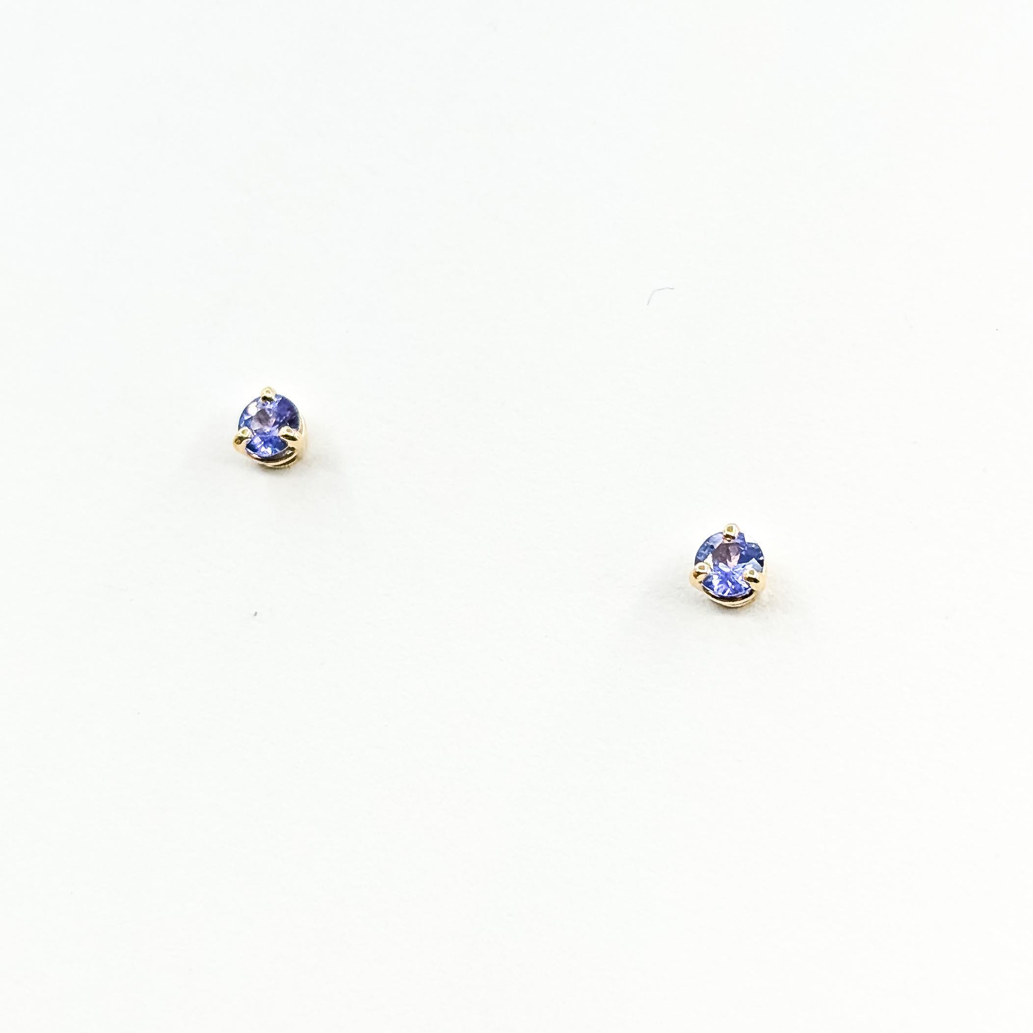 Donna Orecchini con tanzanite vivace in oro giallo 14k in vendita