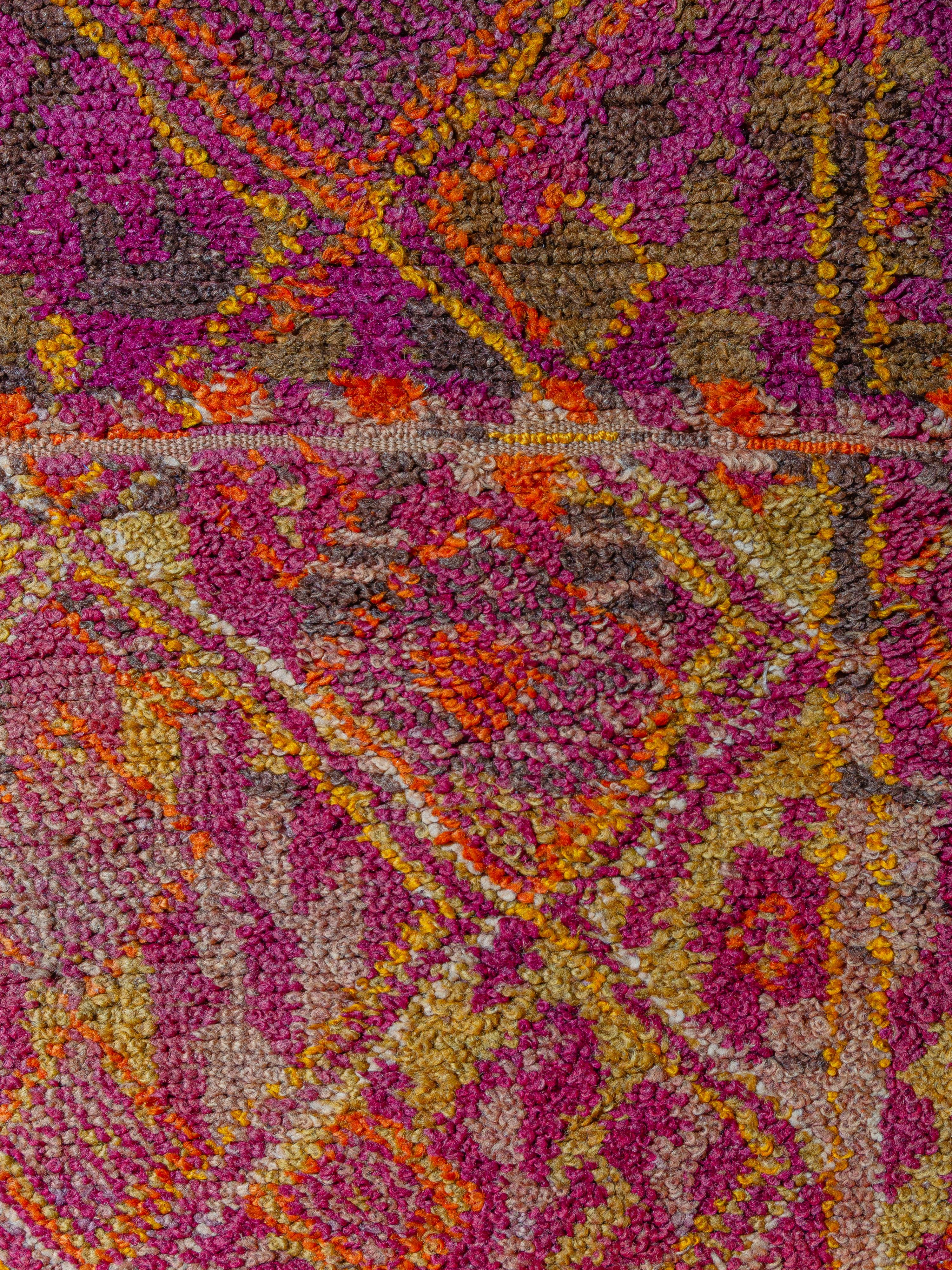 Sorprendente alfombra marroquí de época Aït Bou Ichaouen, con un campo abstracto de motivos lozenge distorsionados, lleno de formas de damero parcialmente disueltas. La frenética composición cambia de saturación de color en un extremo, alterando el