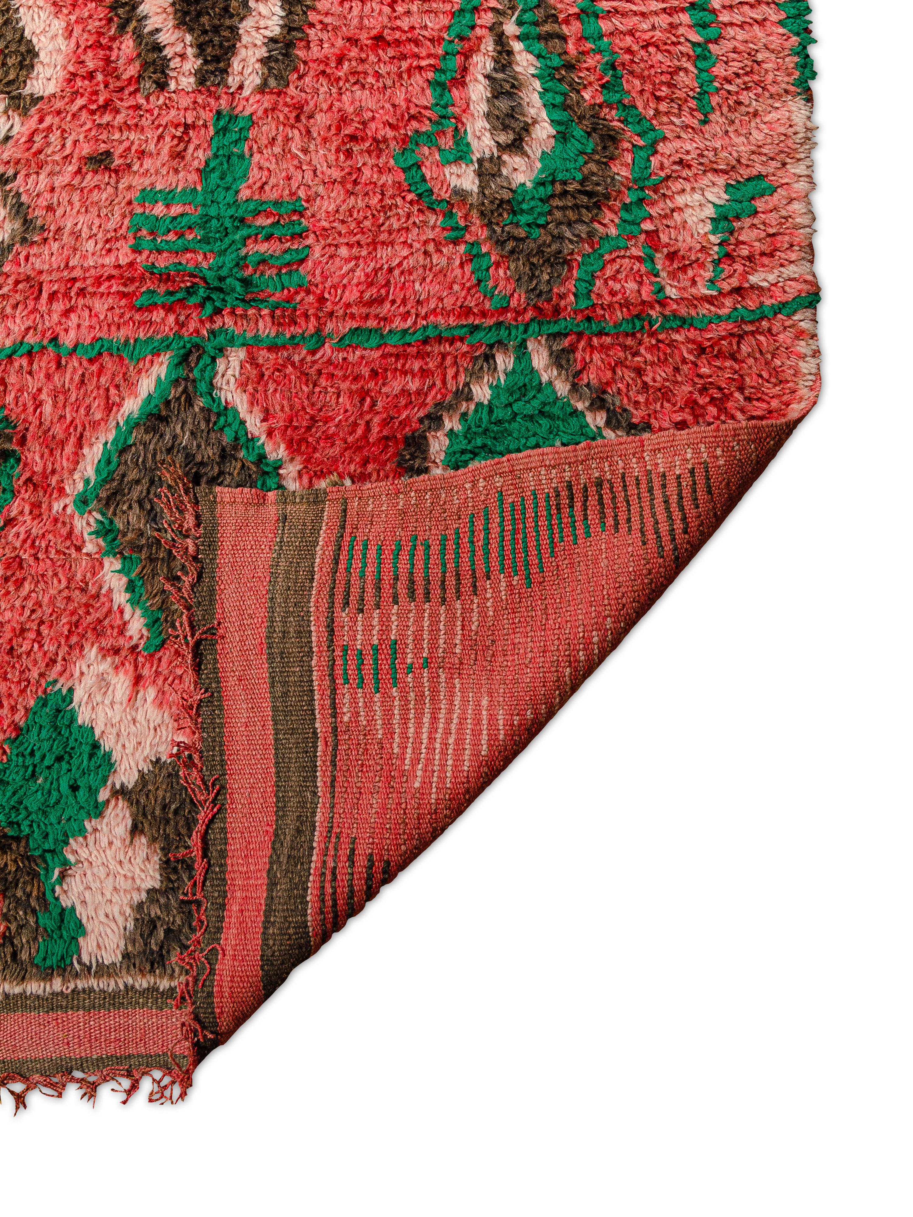 Lebendiger marokkanischer Boujad-Teppich in lebendiger Farbgebung, kuratiert von Breuckelen Berber (Marokkanisch) im Angebot