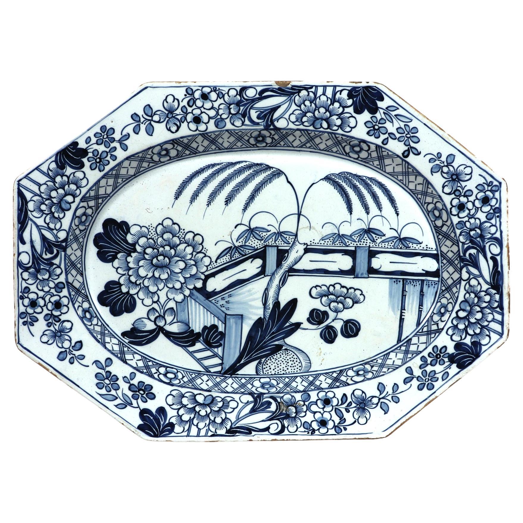 Plat bleu et blanc de style chinoiserie en faïence de Delft de Liverpool ou d'Irlande