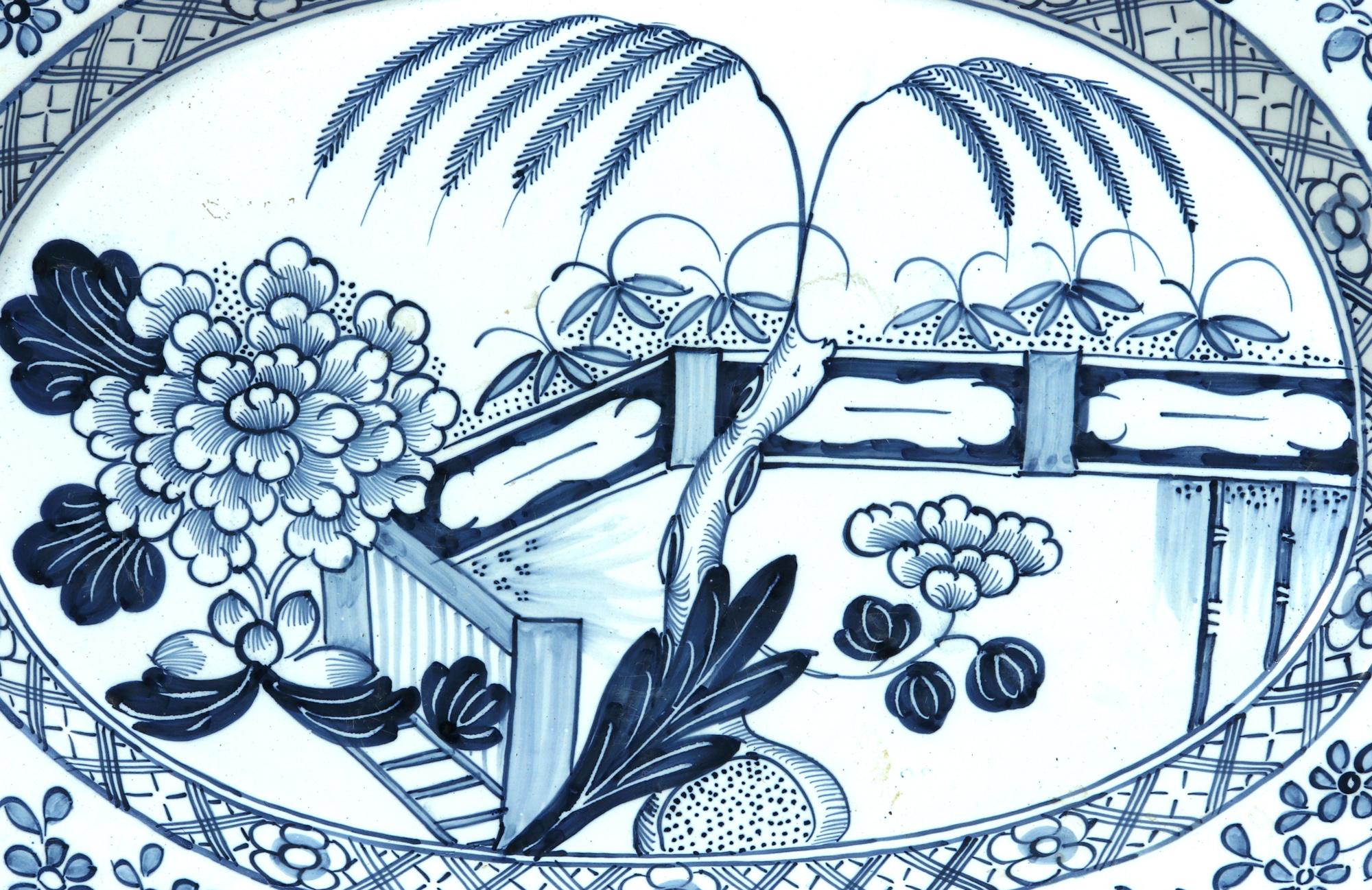 Plat bleu et blanc de style chinoiserie en faïence de Delft de Liverpool ou d'Irlande en vente 4