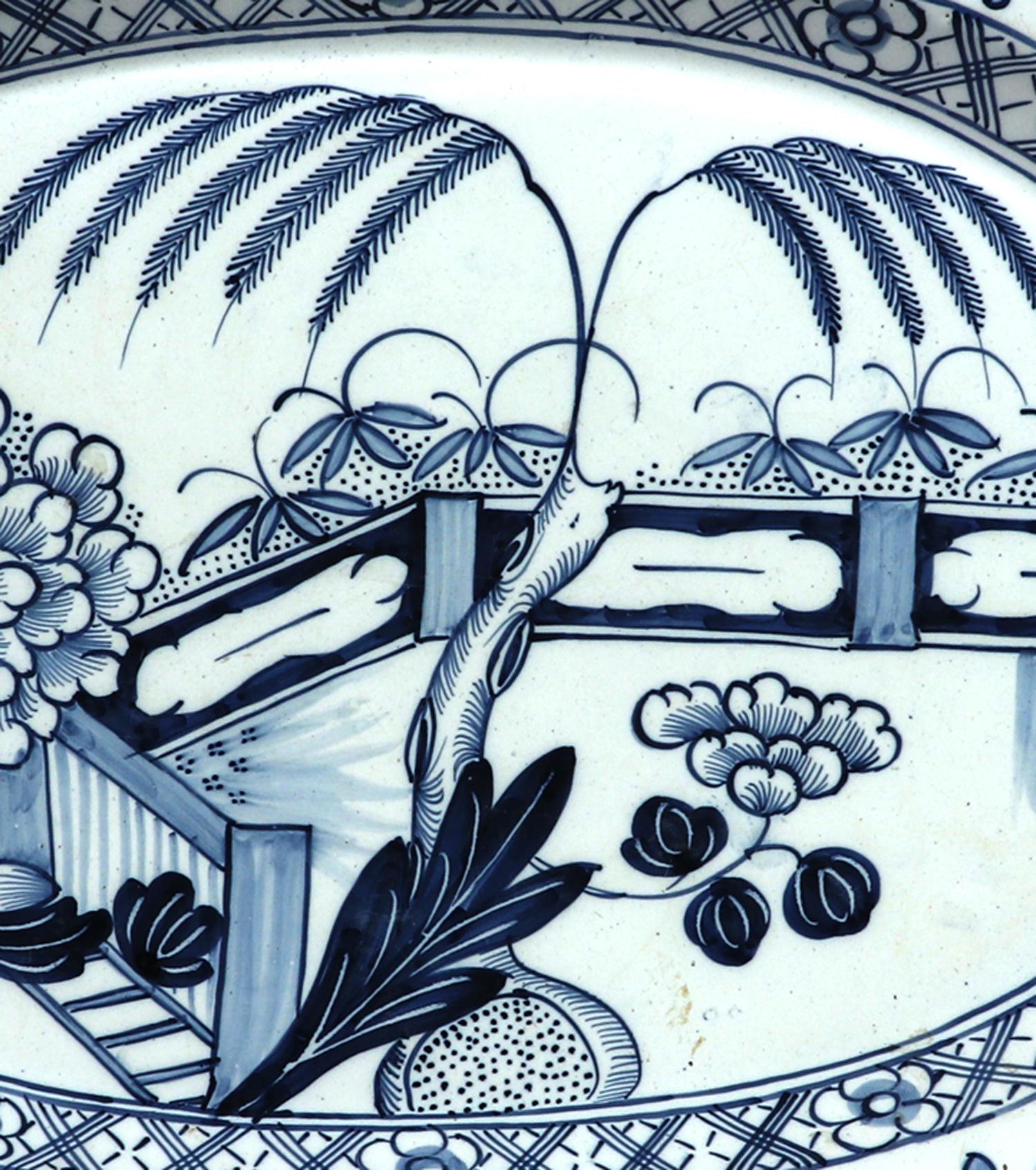 Plat bleu et blanc de style chinoiserie en faïence de Delft de Liverpool ou d'Irlande en vente 6