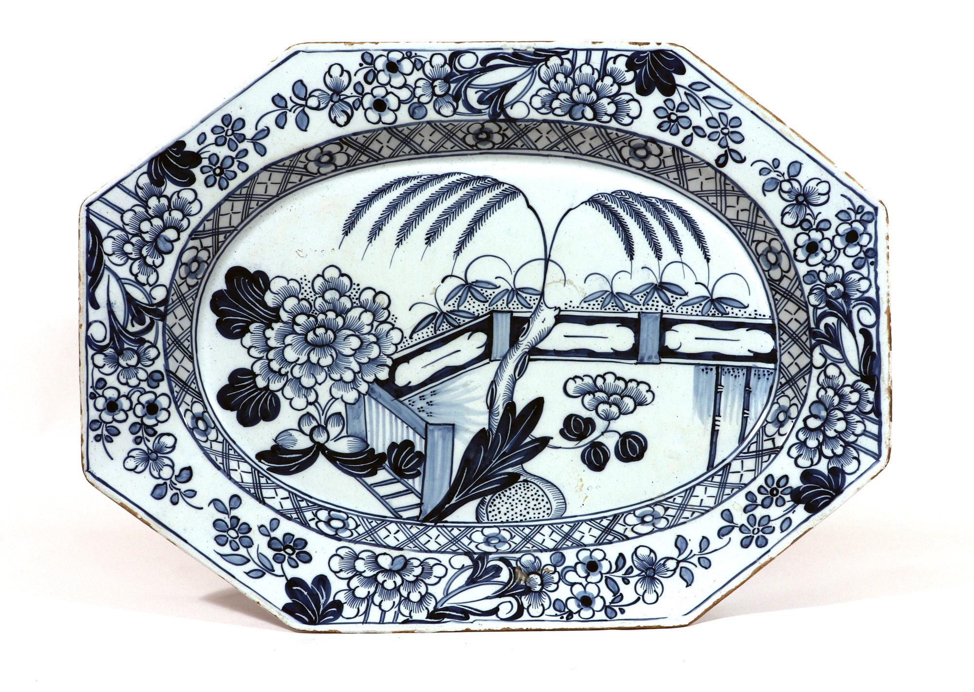 Plat bleu et blanc de style chinoiserie en faïence de Delft de Liverpool ou d'Irlande en vente 8