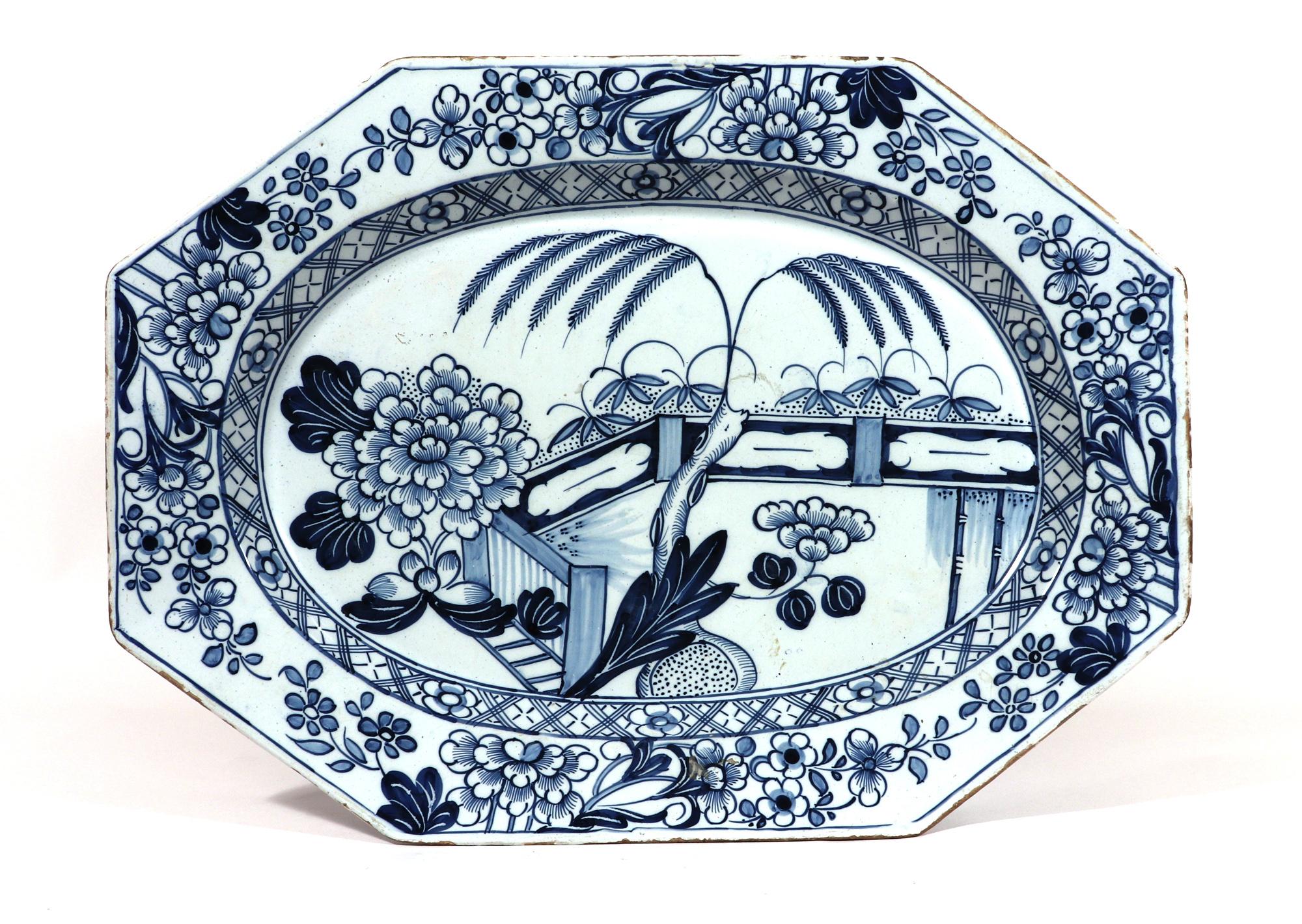 Plat bleu et blanc de style chinoiserie en faïence de Delft de Liverpool ou d'Irlande en vente 9