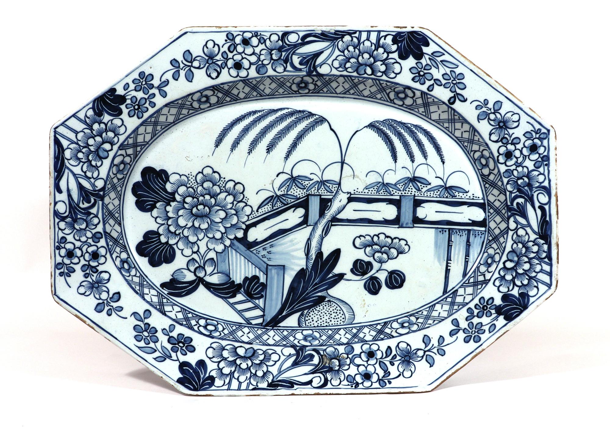 Plat bleu et blanc de style chinoiserie en faïence de Delft de Liverpool ou d'Irlande en vente 1