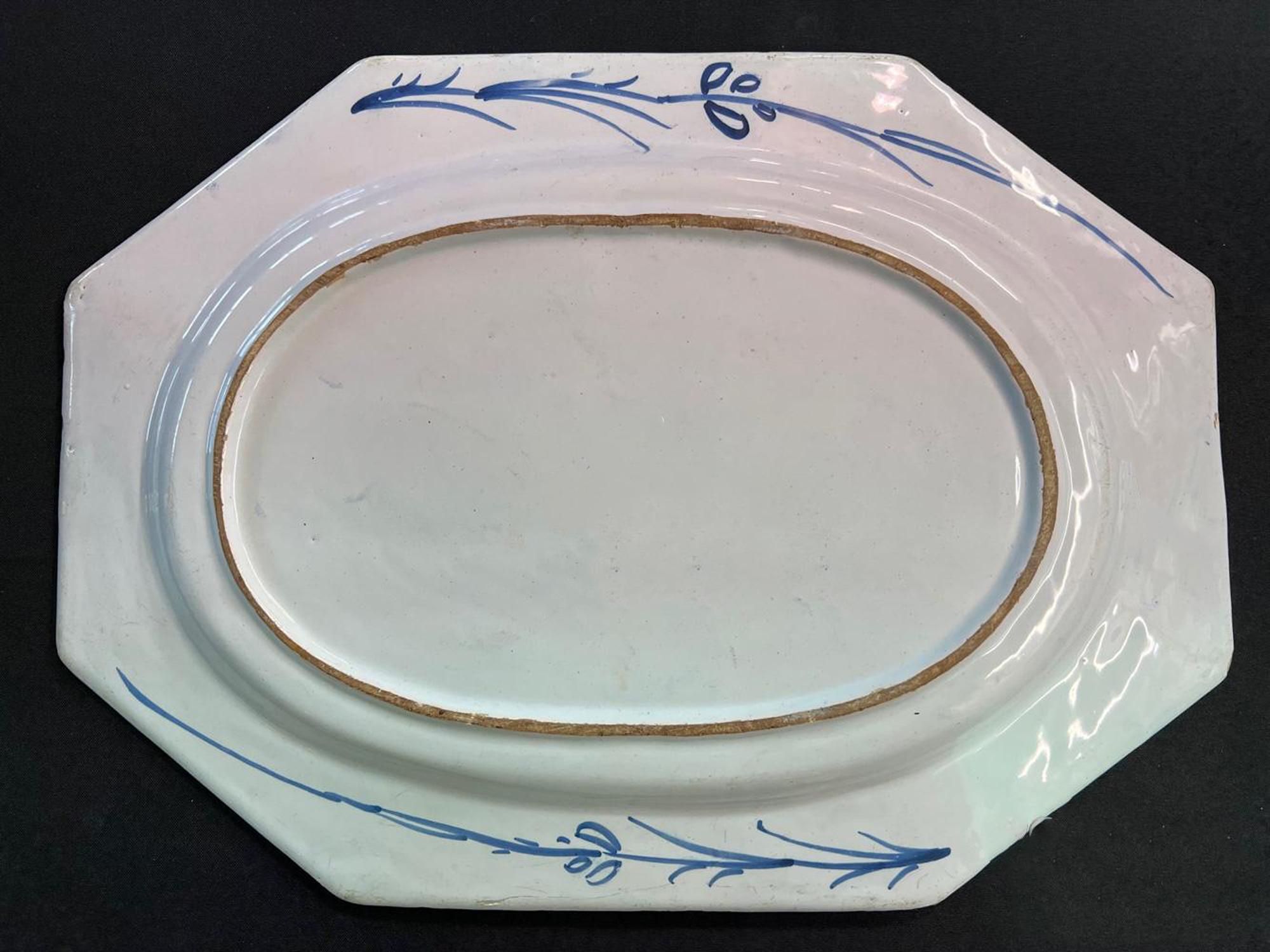 Plat bleu et blanc de style chinoiserie en faïence de Delft de Liverpool ou d'Irlande en vente 2