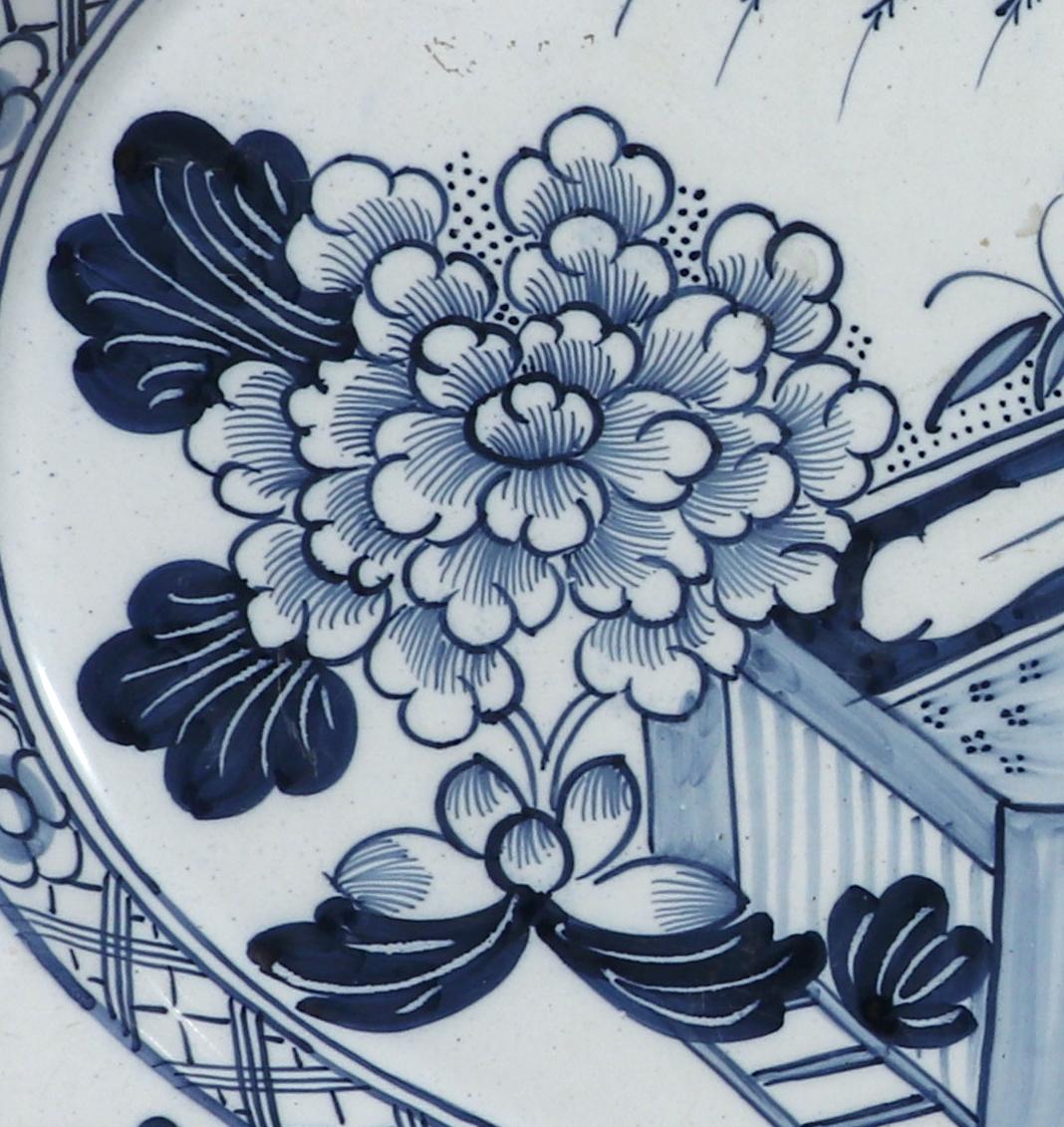 Plat bleu et blanc de style chinoiserie en faïence de Delft de Liverpool ou d'Irlande en vente 3