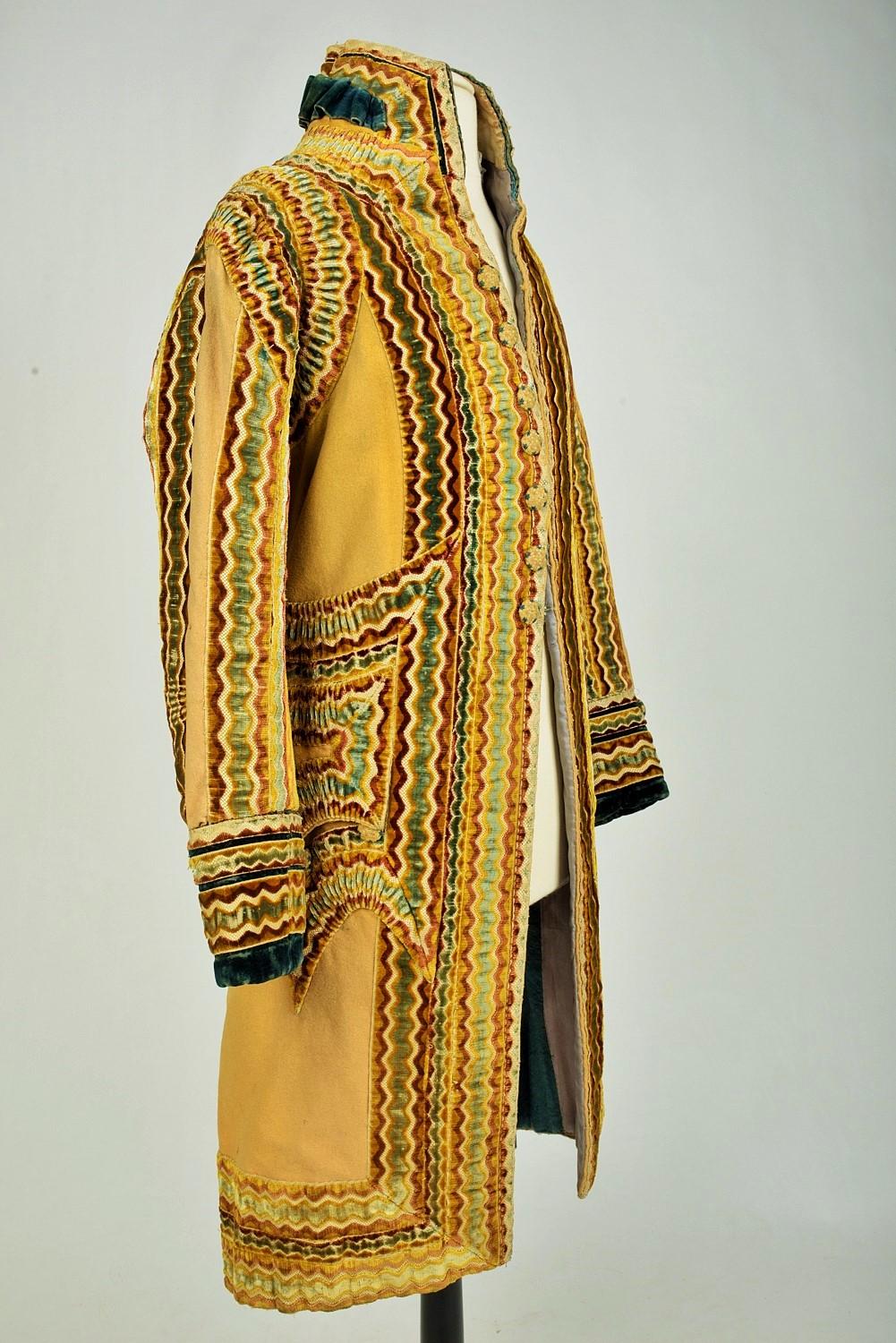 Livery habit in woolen cloth and embossed velvet - England Early 19th century 4