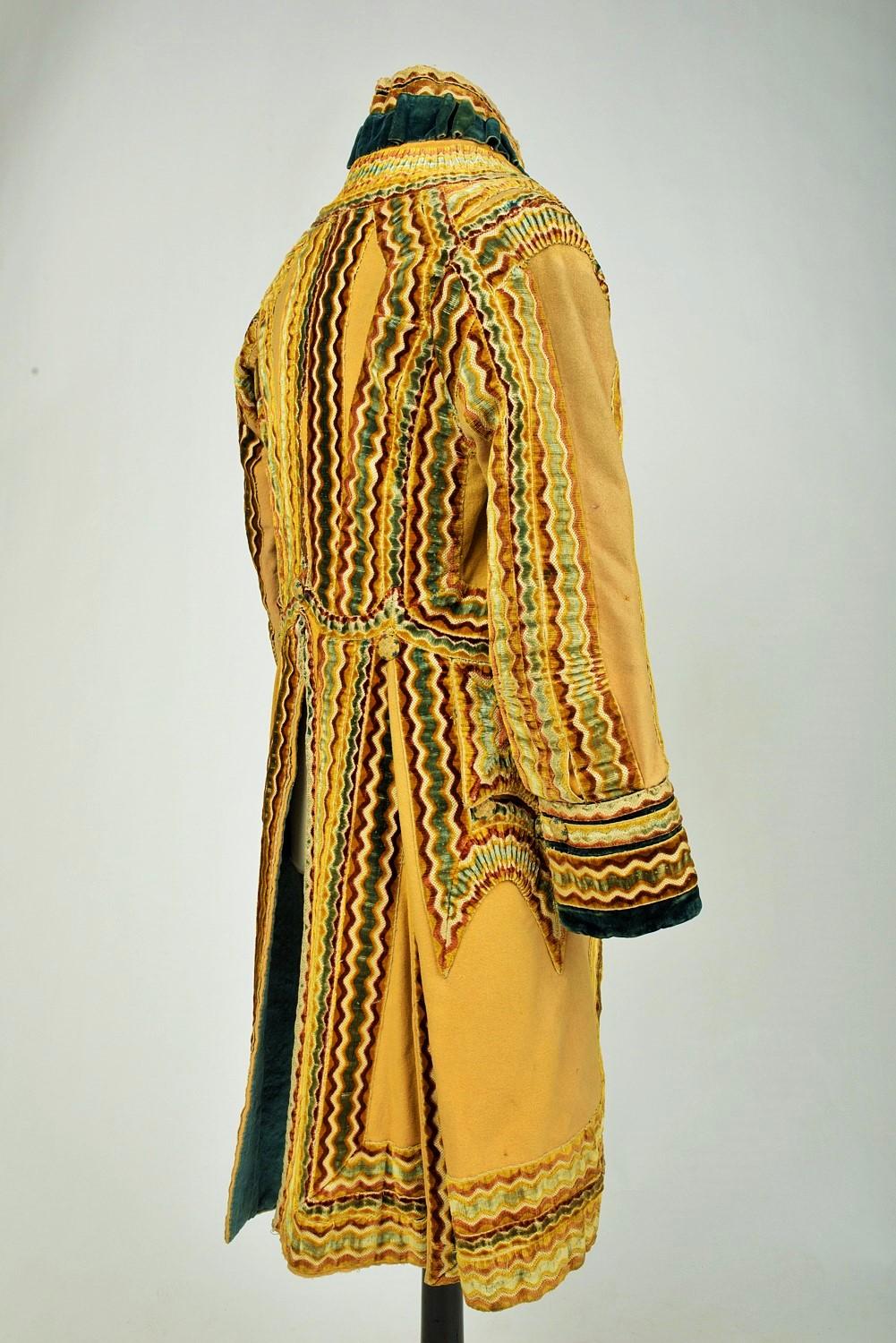 Livery habit in woolen cloth and embossed velvet - England Early 19th century 8