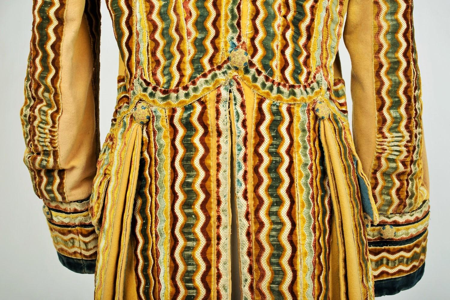 Livery habit in woolen cloth and embossed velvet - England Early 19th century 9