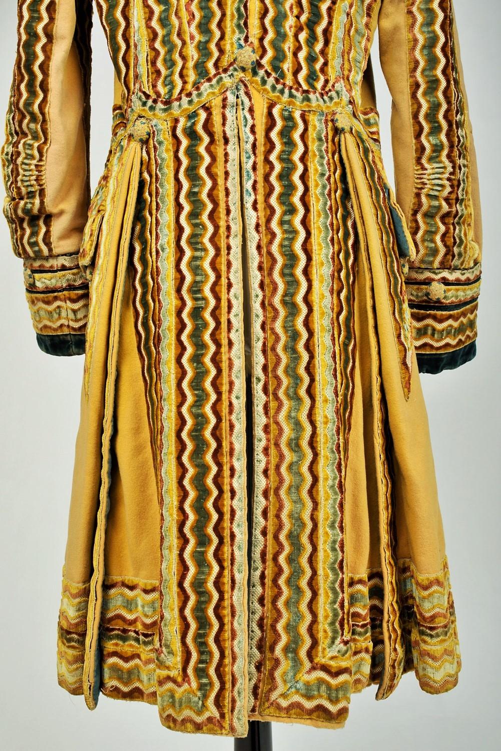 Livery habit in woolen cloth and embossed velvet - England Early 19th century 10