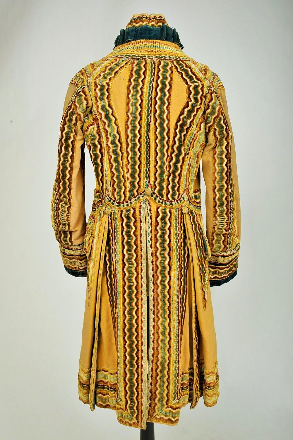 Livery habit in woolen cloth and embossed velvet - England Early 19th century 12