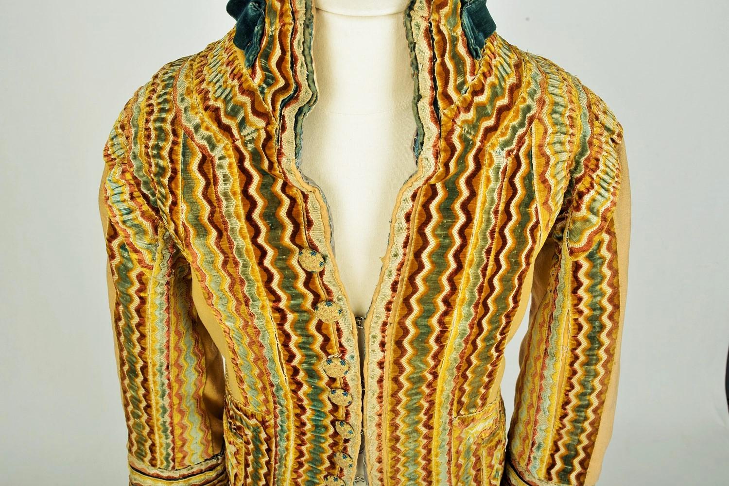 Livery habit in woolen cloth and embossed velvet - England Early 19th century 2