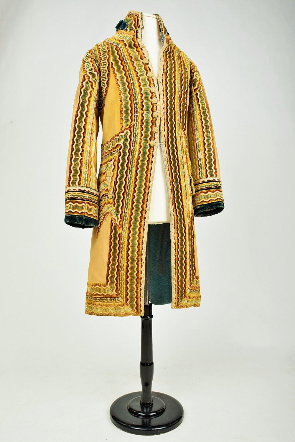 Livery habit in woolen cloth and embossed velvet - England Early 19th century 3