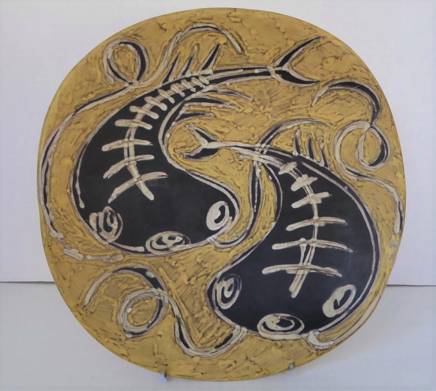 Dekorativer Teller aus der Jahrhundertmitte des ungarischen Künstlers Gorka Livia (1925-2011). Dieser Teller ist wie alle ihre Keramiken von Hand gedreht und wirkt durch die ungleichmäßige, fast rechteckige Form des Gefäßes wie eine Freiform. Die