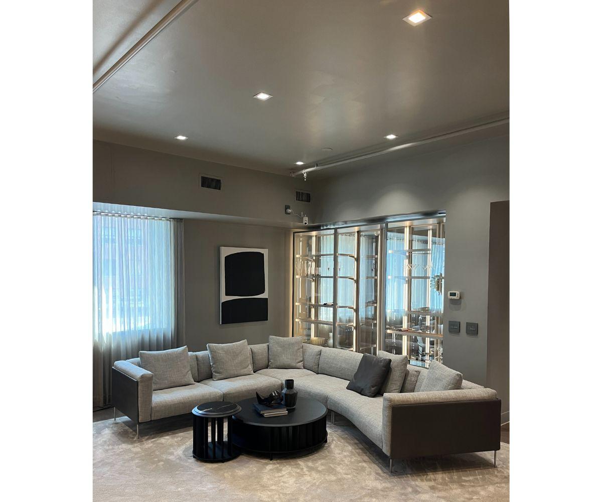 Le canapé Living Divani Rod, conçu par Piero Lissoni, se caractérise par son dossier élancé en cuir de luxe et une coque légère et aérienne. Les coussins accueillants, rehaussés de détails matelassés, ajoutent à la fois confort et élégance. Cette