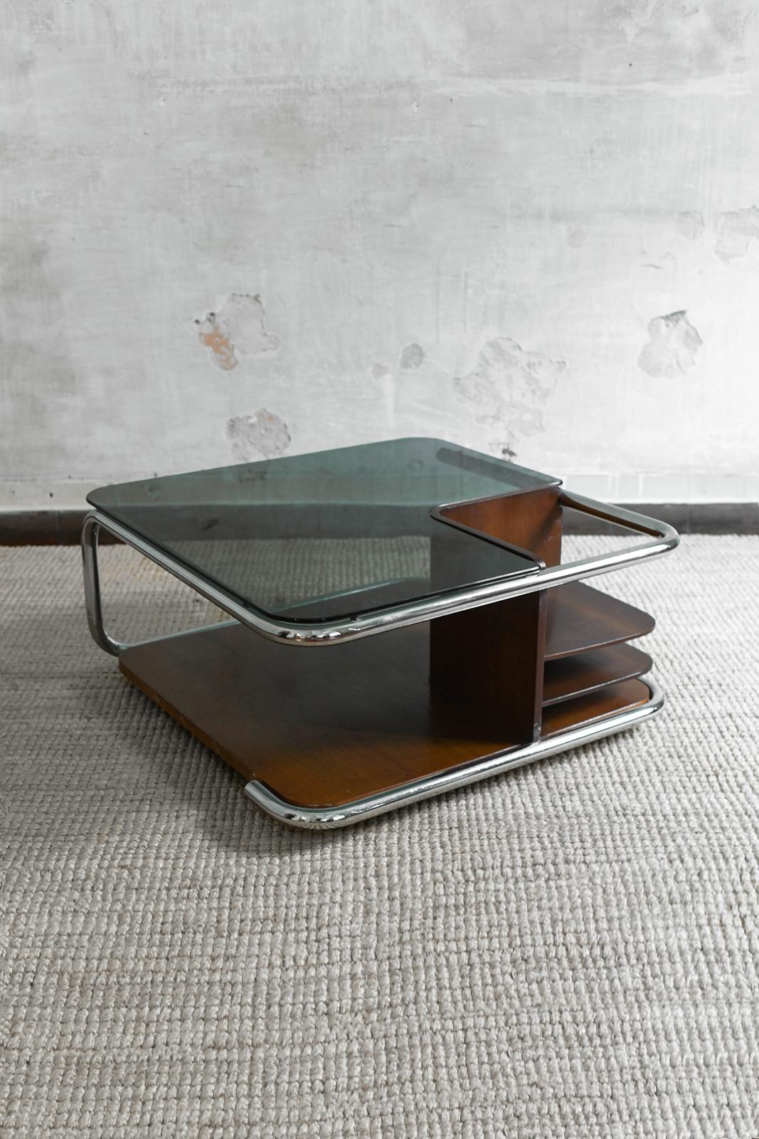 Meuble bar de salon avec étagères latérales et roues invisibles, 1970
Détails du produit
Une table basse distinctive alliant fonctionnalité et élégance, avec deux surfaces spacieuses et un compartiment latéral pratique parfait pour ranger des