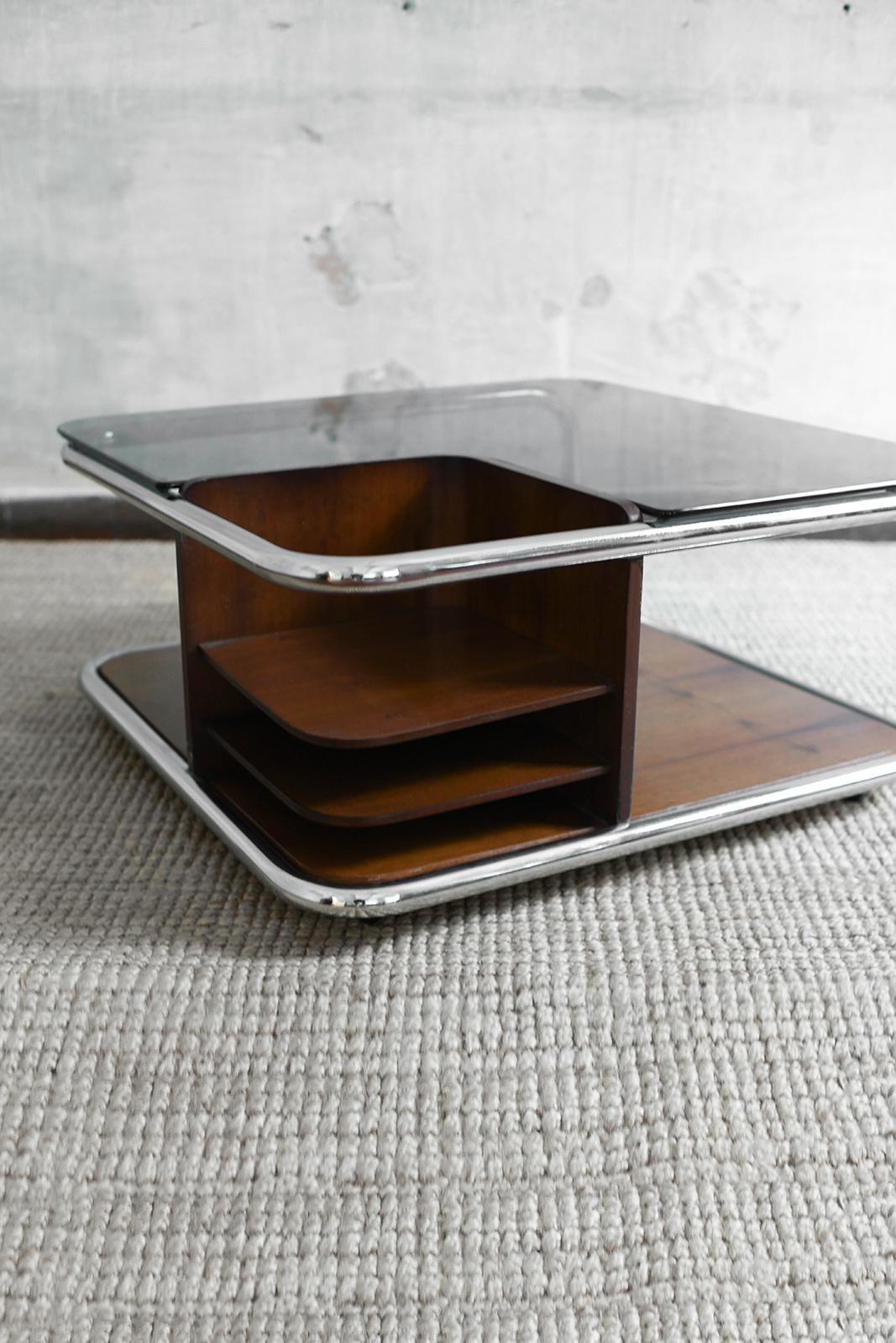 Métal Meuble bar de salon avec étagères latérales et roues invisibles, 1970 en vente