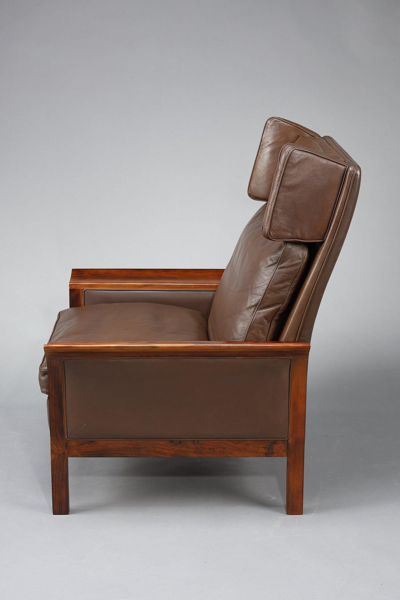 Living room furniture in rosewood with a sofa and a pair of leather armchairs For Sale 5