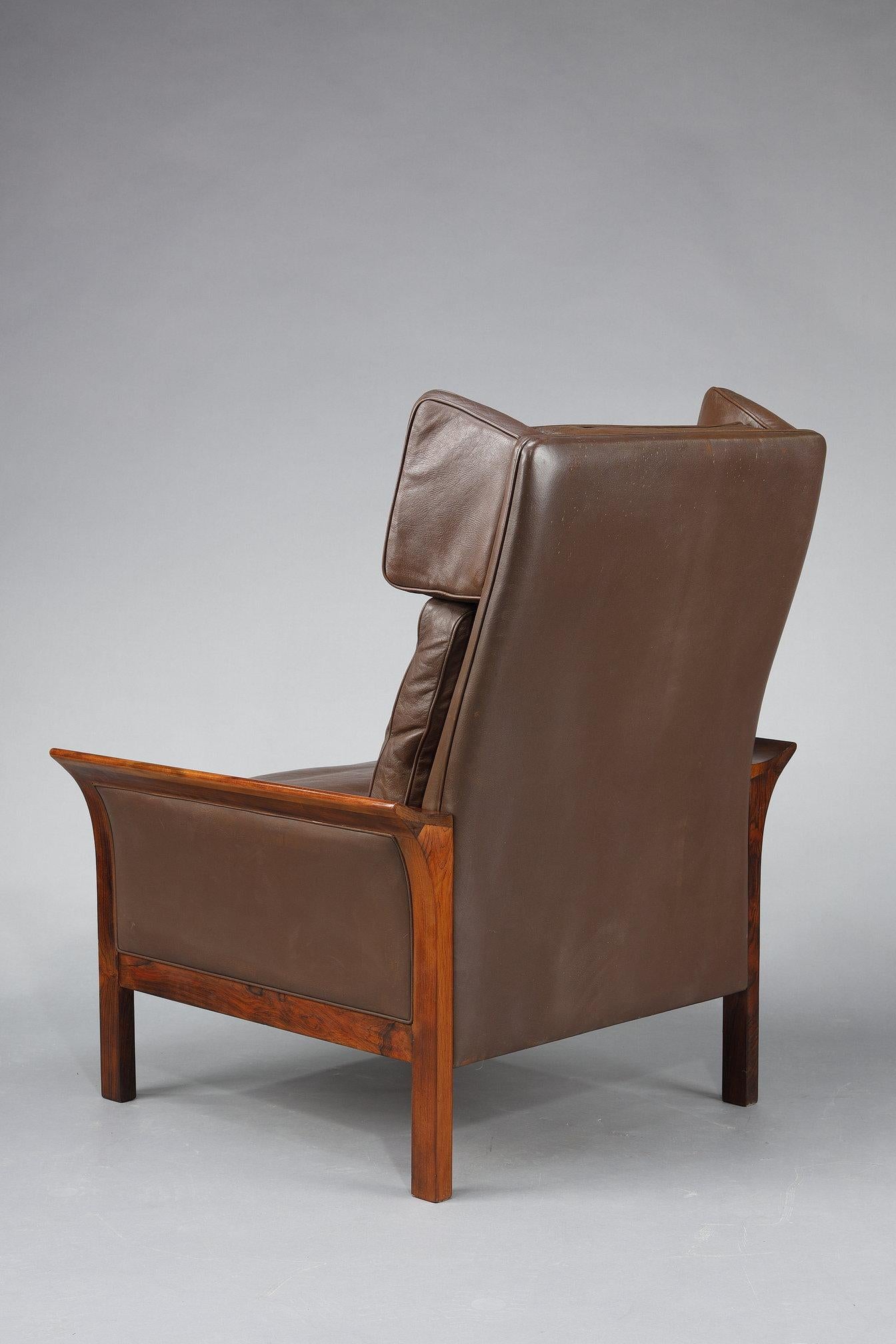 Living room furniture in rosewood with a sofa and a pair of leather armchairs For Sale 6