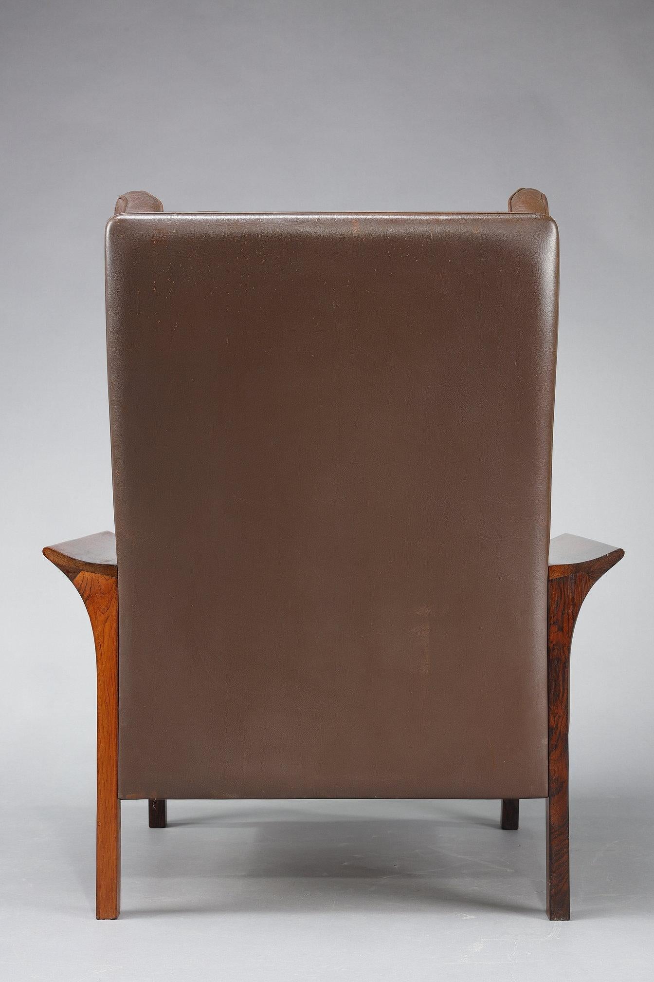 Living room furniture in rosewood with a sofa and a pair of leather armchairs For Sale 7