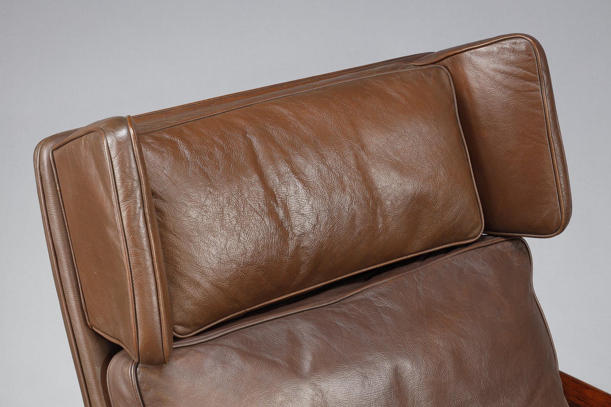 Living room furniture in rosewood with a sofa and a pair of leather armchairs For Sale 8