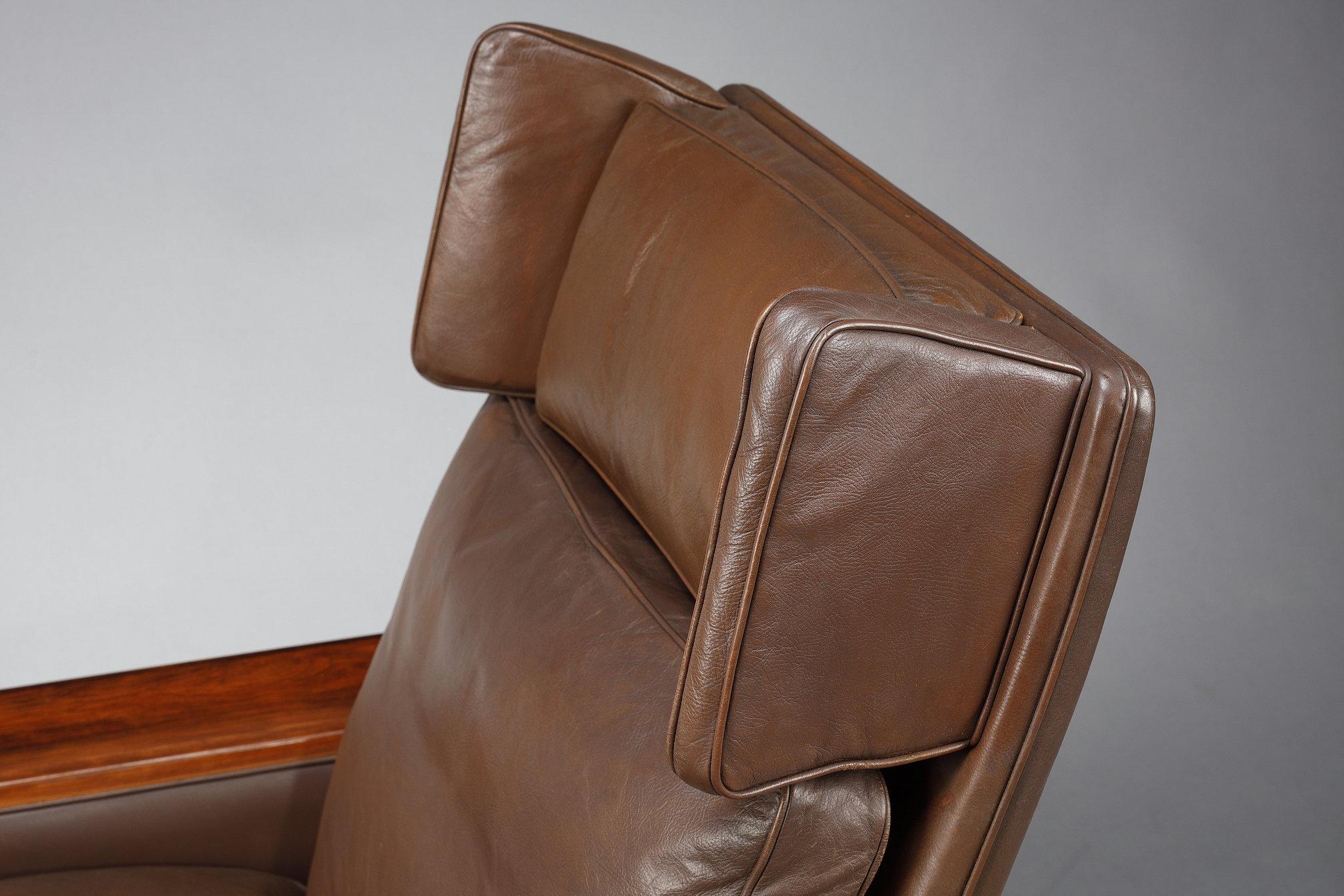 Living room furniture in rosewood with a sofa and a pair of leather armchairs For Sale 9