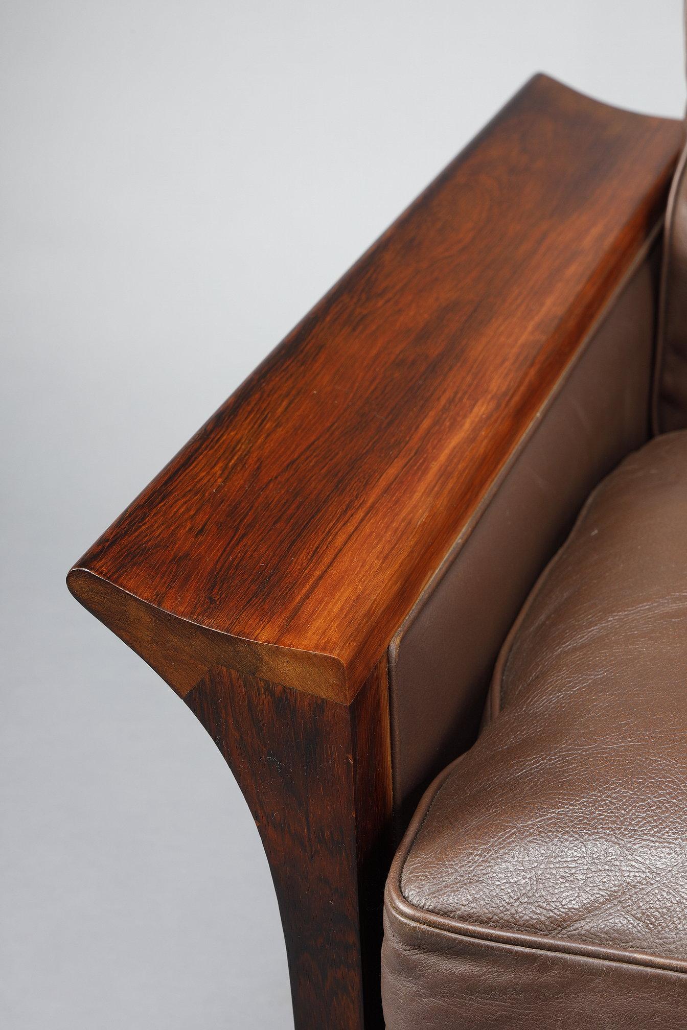 Living room furniture in rosewood with a sofa and a pair of leather armchairs For Sale 10
