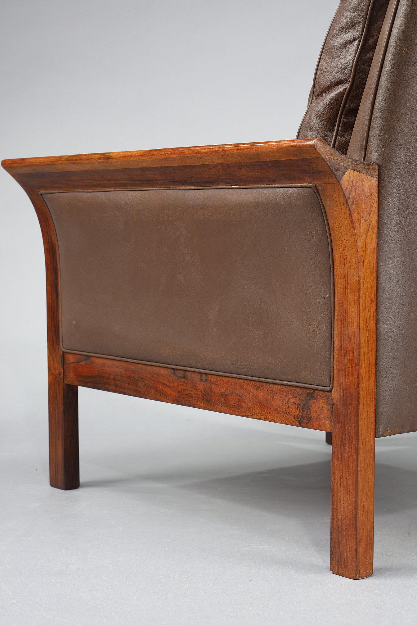 Living room furniture in rosewood with a sofa and a pair of leather armchairs For Sale 11
