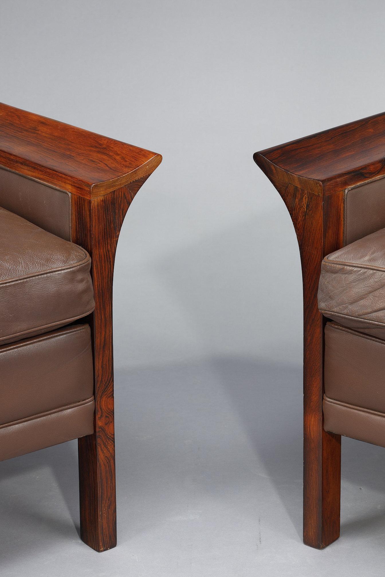 Living room furniture in rosewood with a sofa and a pair of leather armchairs For Sale 12