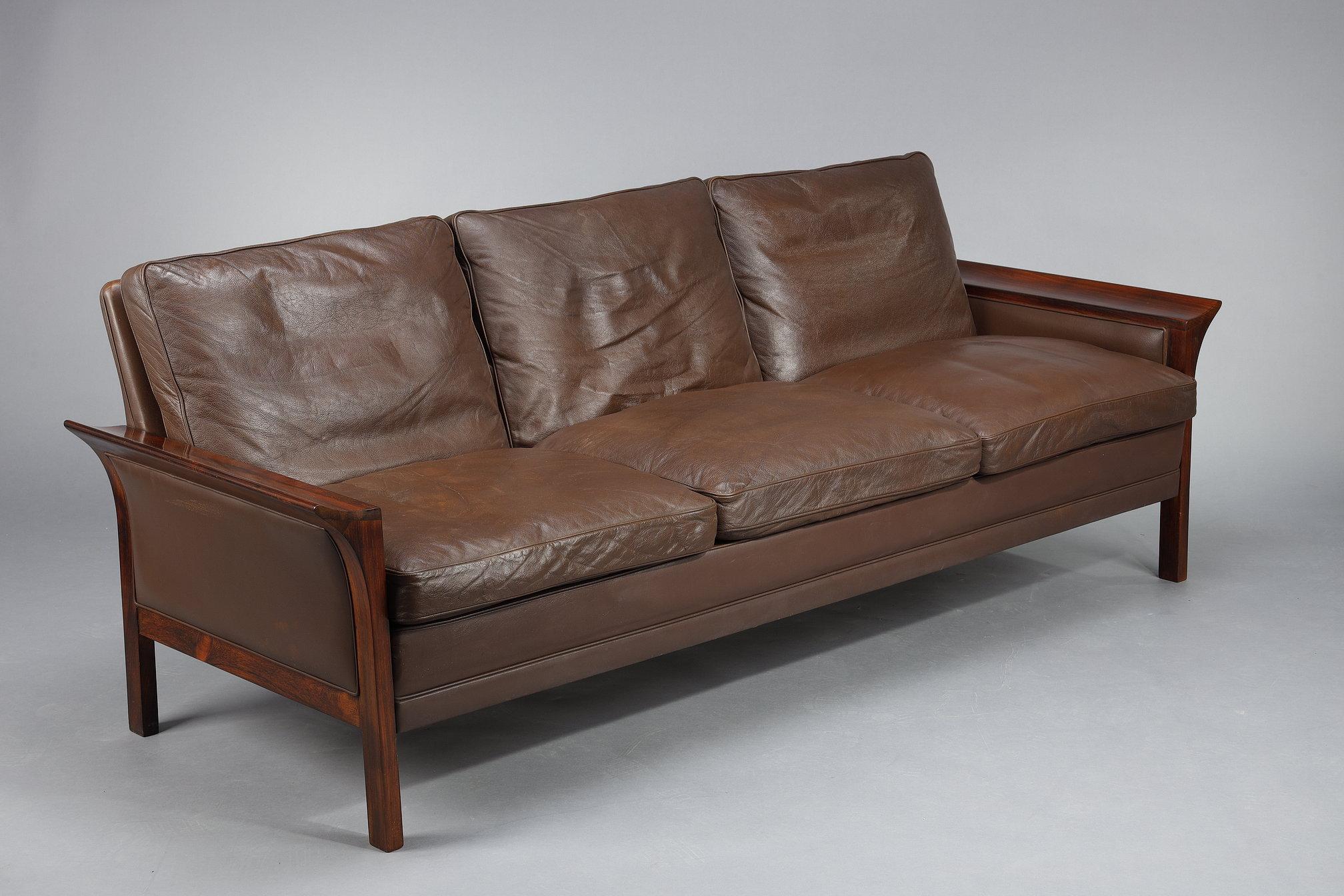Living room furniture in rosewood with a sofa and a pair of leather armchairs In Good Condition For Sale In Paris, FR