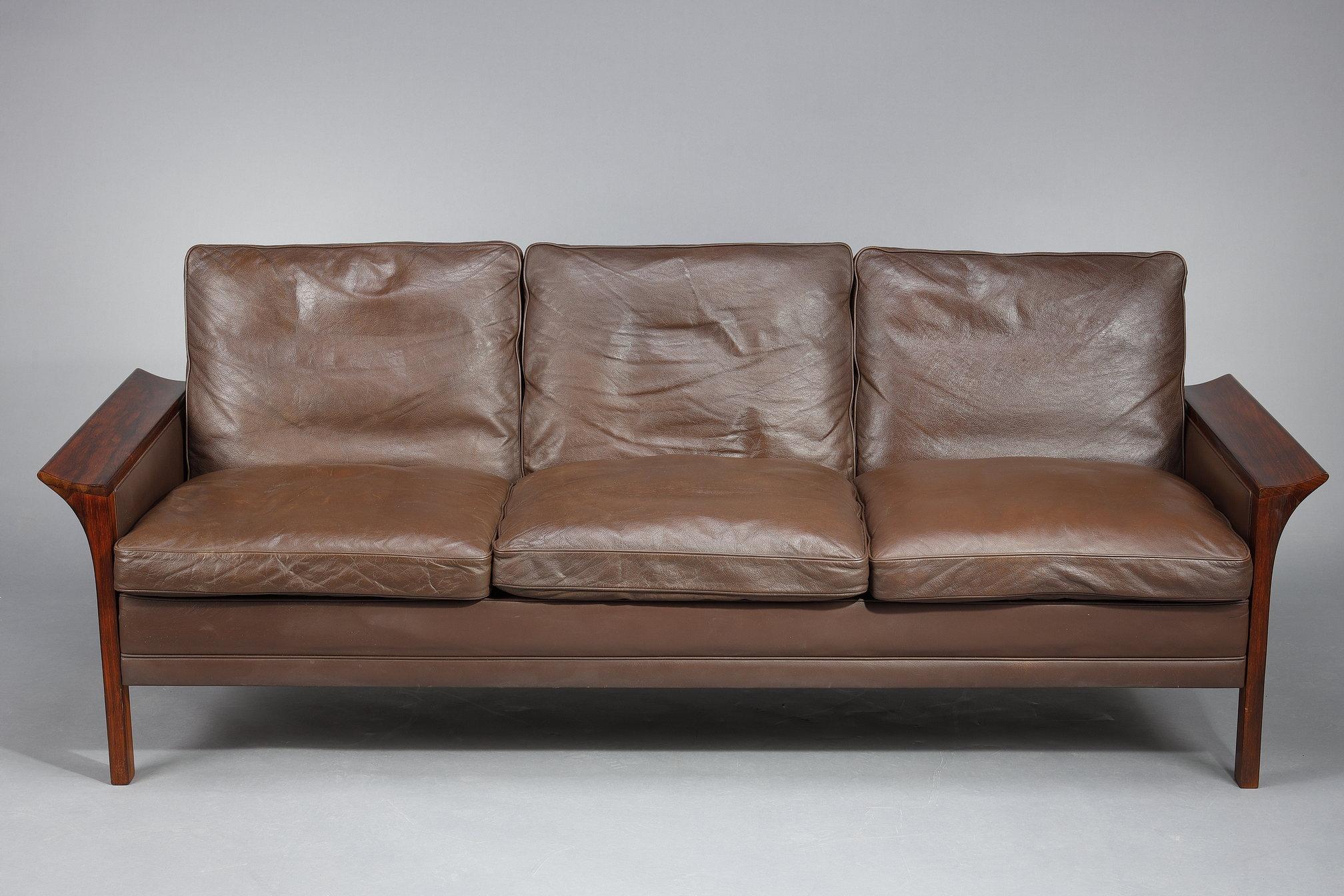 Mid-20th Century Living room furniture in rosewood with a sofa and a pair of leather armchairs For Sale