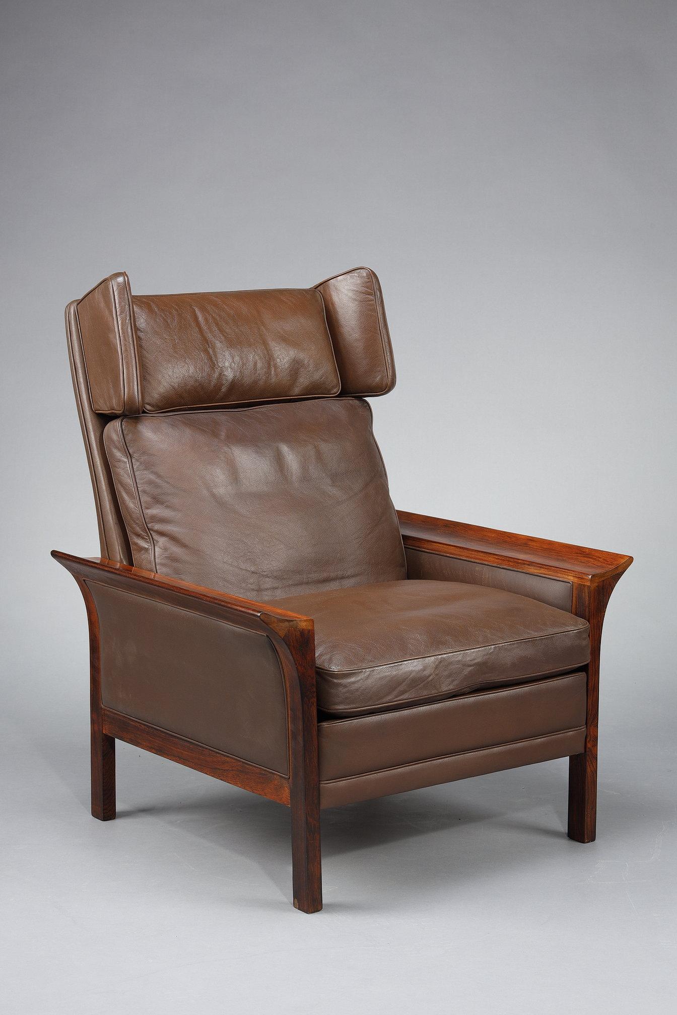 Leather Living room furniture in rosewood with a sofa and a pair of leather armchairs For Sale