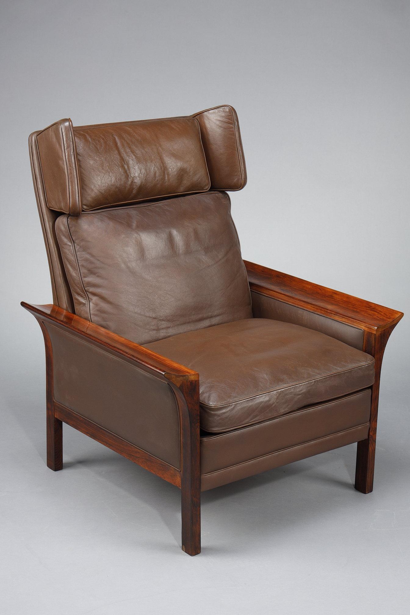 Living room furniture in rosewood with a sofa and a pair of leather armchairs For Sale 1