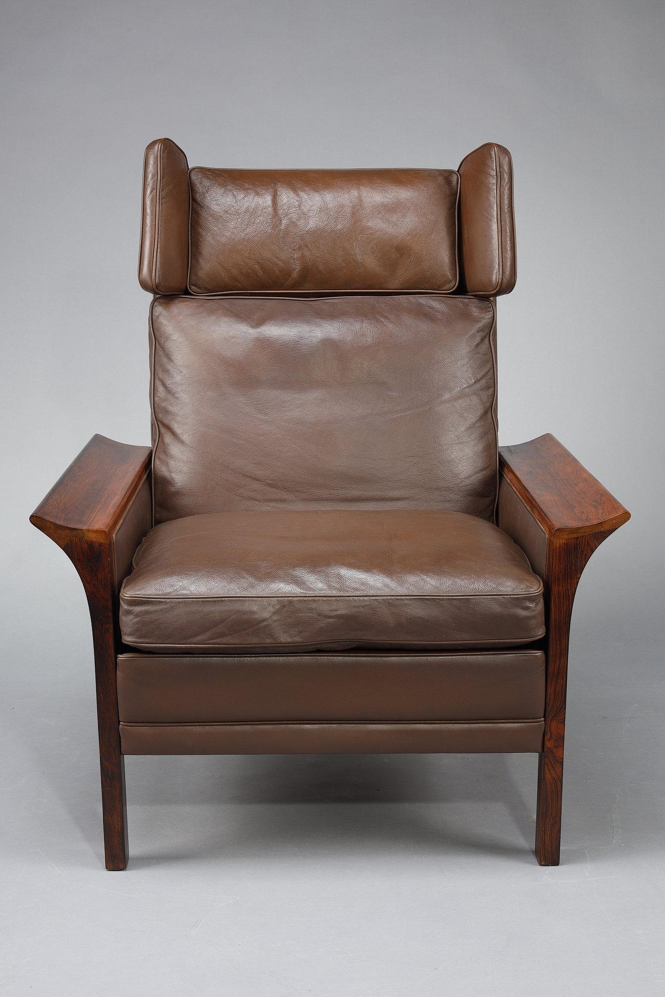 Living room furniture in rosewood with a sofa and a pair of leather armchairs For Sale 2