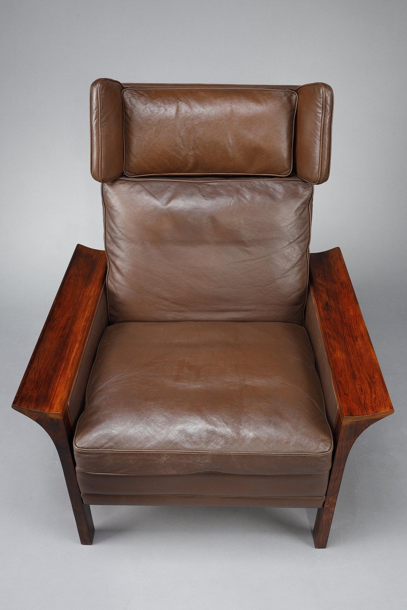 Living room furniture in rosewood with a sofa and a pair of leather armchairs For Sale 3
