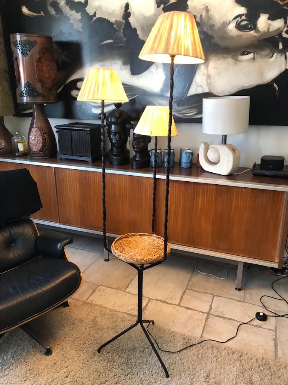 Tripod living room lamp with three twisted sconces in black lacquered metal. New raffia lampshades
 Height at socket: 154 cm.
Height with lampshades: 165 cm
Width 40cm.
 