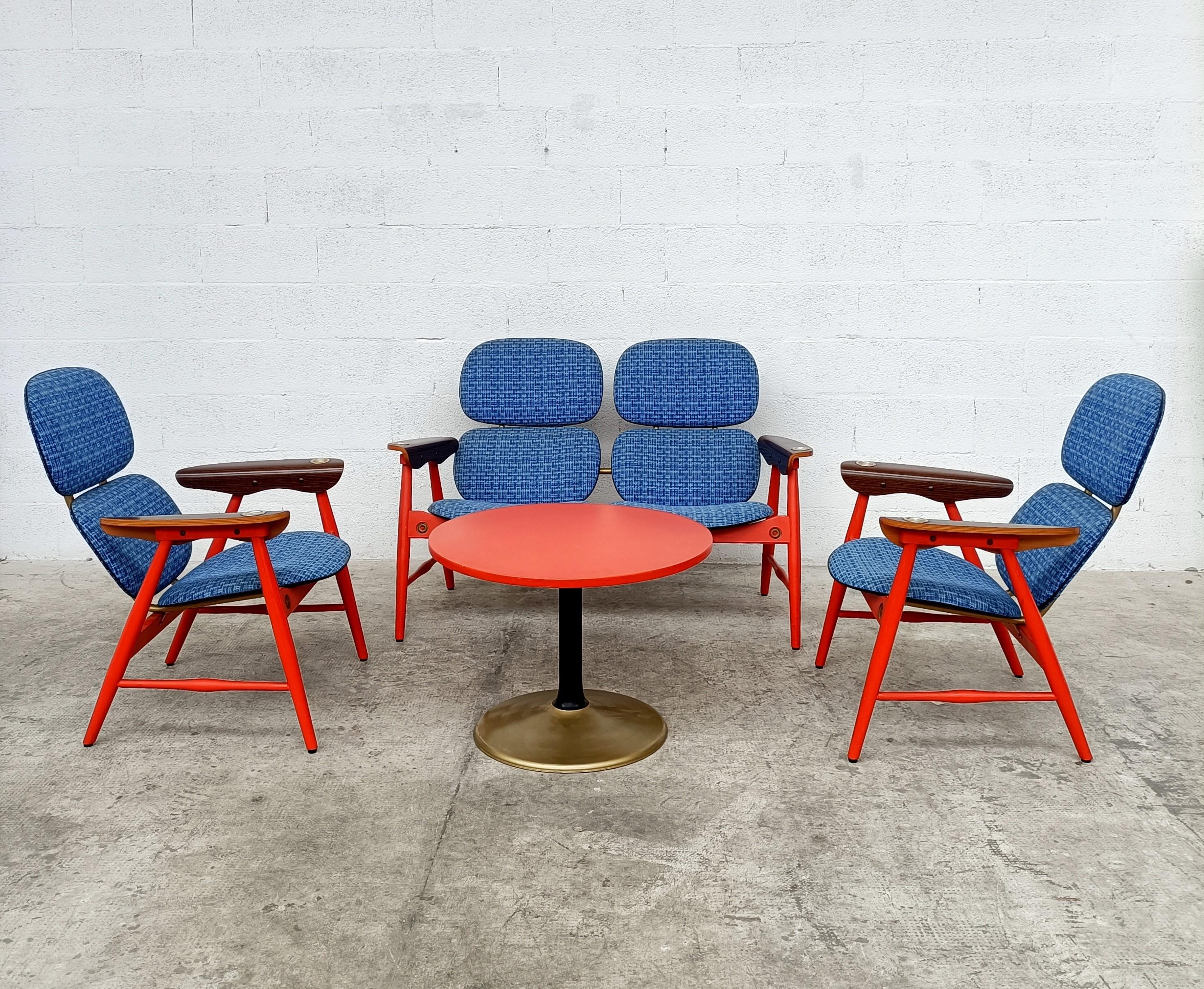 Astonishing living room set, composed by a loveseat, 2 armchairs and a circular coffee table, designed by the architect Marco Zanuso and manufactured by Poltronova in 60s.
The light line and the bright colors make this set elegant and cheerful at