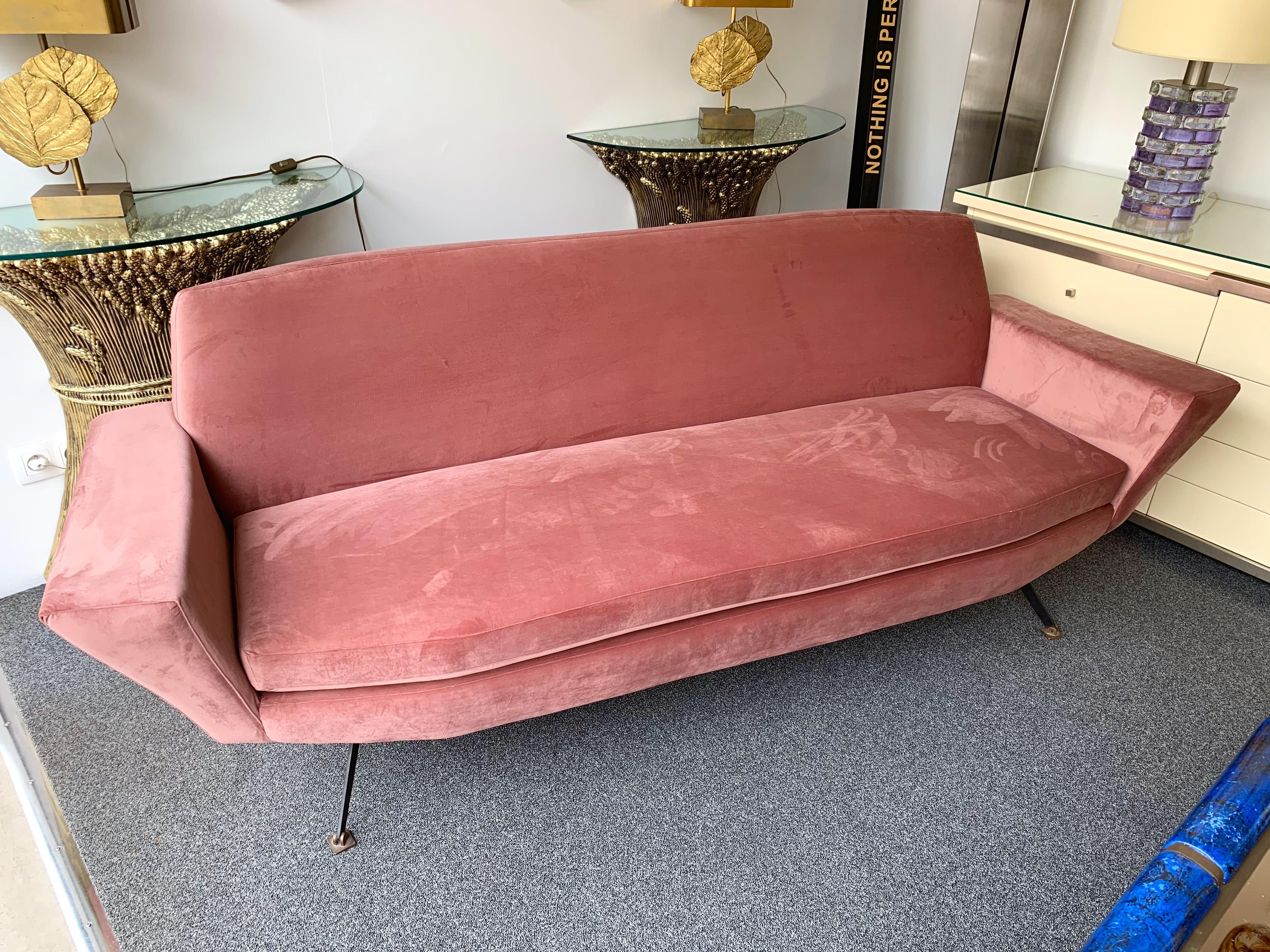 Rare living room set, pair of armchairs or lounge chairs and sofa model 538 by studio APA for the editor Lenzi. Black metal and brass particular feet. Fully upholstered in a nice old light pink style color velvet fabric. Original documentation