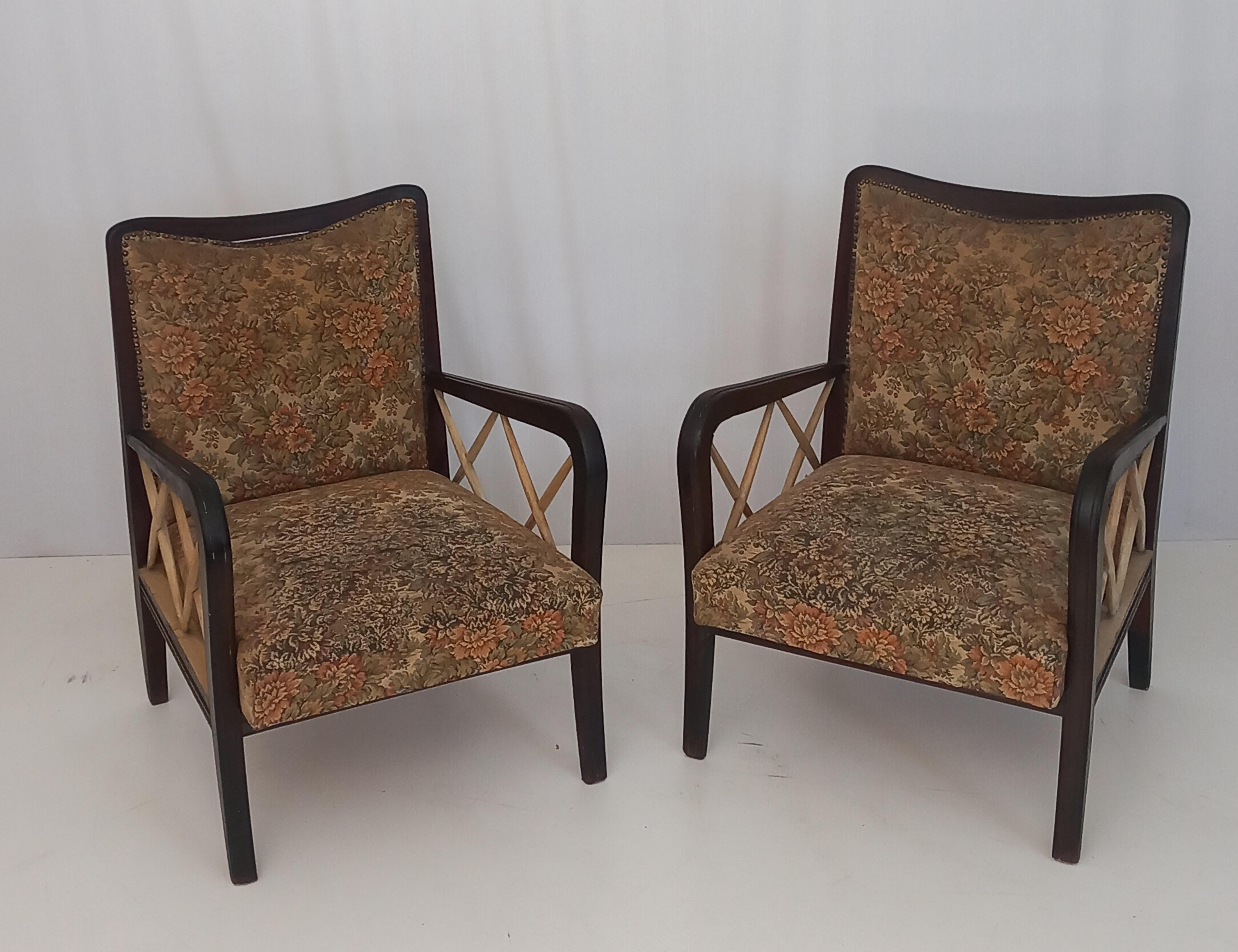 This elegant living room set, created by Borsani, was produced in the 1960s and showcases the timeless appeal of classic Italian style.
The set includes:
– 1 sofa (Width: 148 cm , Depth: 63 cm , Height: 83 cm , Seat Height: 40 cm)
– 2 armchairs