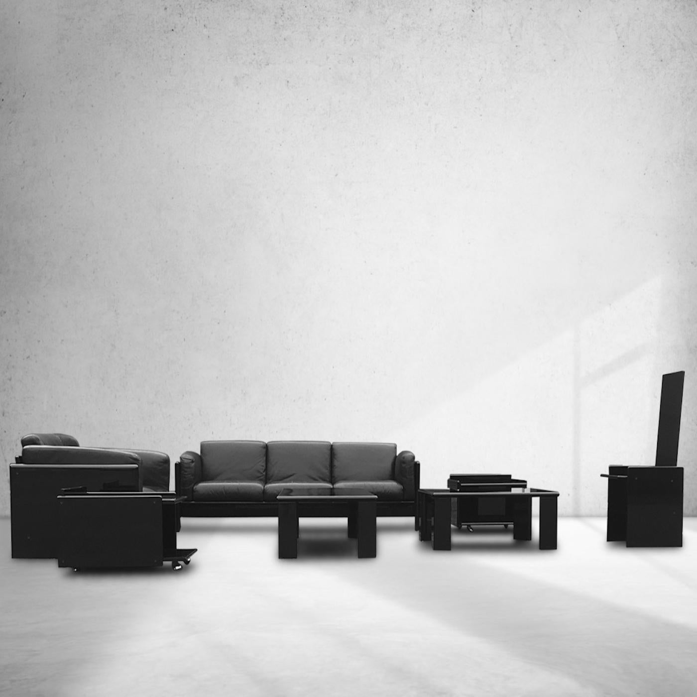 Set of 8 matching pieces for Simon Gavina International.

The set consists of 8 different pieces;
– 2x 2-seater sofa Simone by Dino Gavina in lacquered black frame and leather
– 1x 3-seater sofa Simone by Dino Gavina in lacquered black frame and