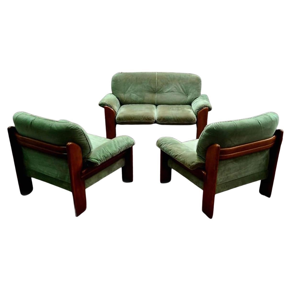 Experience the fusion of wood and fabric from the 1970s, with this exclusive living room set by Mobilgirgi. The set is composed of 1 sofa (depth: 83cm x width: 210cm x height: 80cm) and 2 armchairs (depth: 83cm x width: 97cm x height: 80cm). The