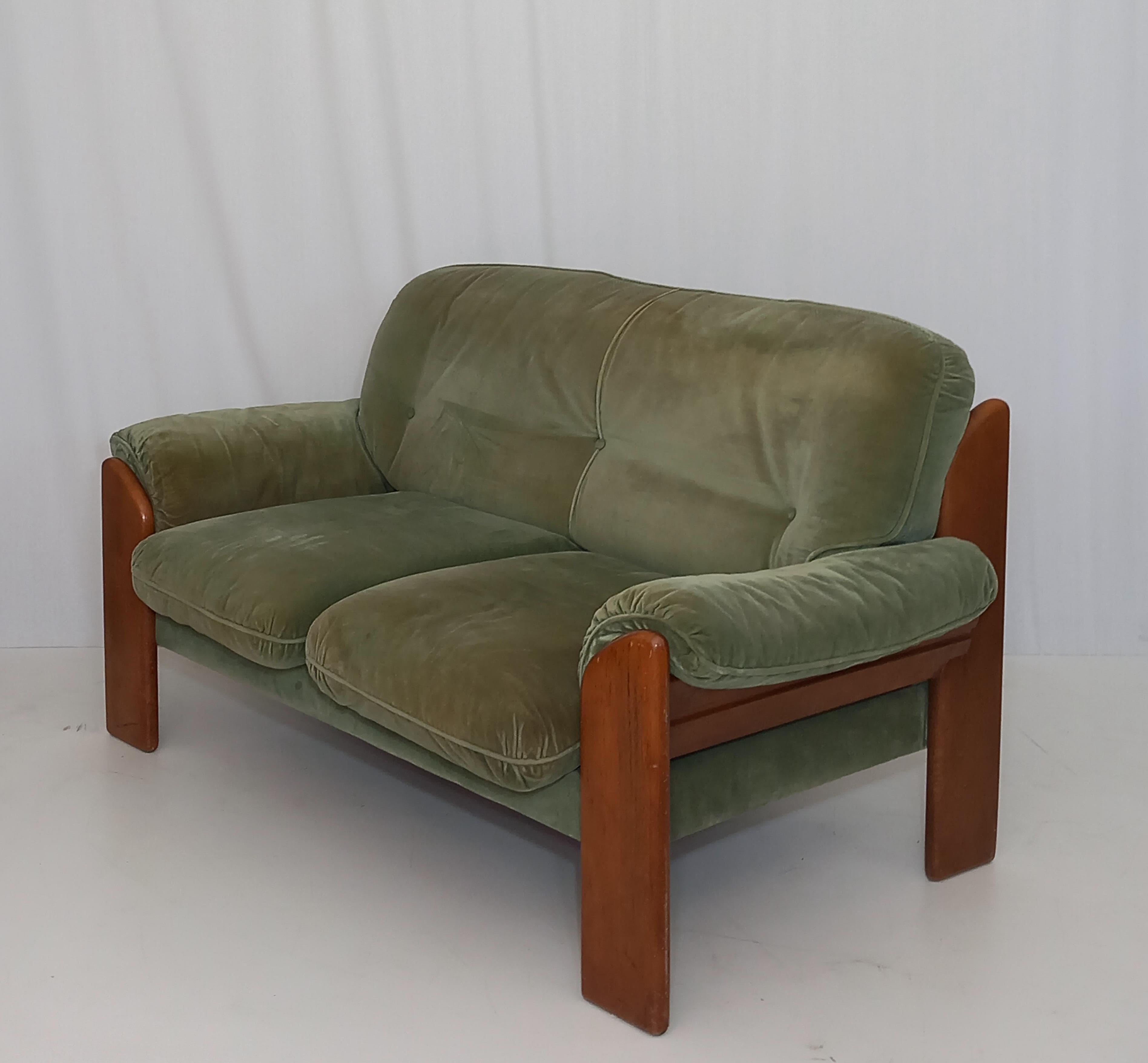Experimente la fusión de madera y terciopelo de los años 70 con este exclusivo conjunto de salón de Mobilgirgi. El conjunto se compone de 1 sofá (fondo: 80 cm x ancho: 152 cm x altura: 83 cm) y 2 sillones (fondo: 85 cm x ancho: 100 cm x altura: 85